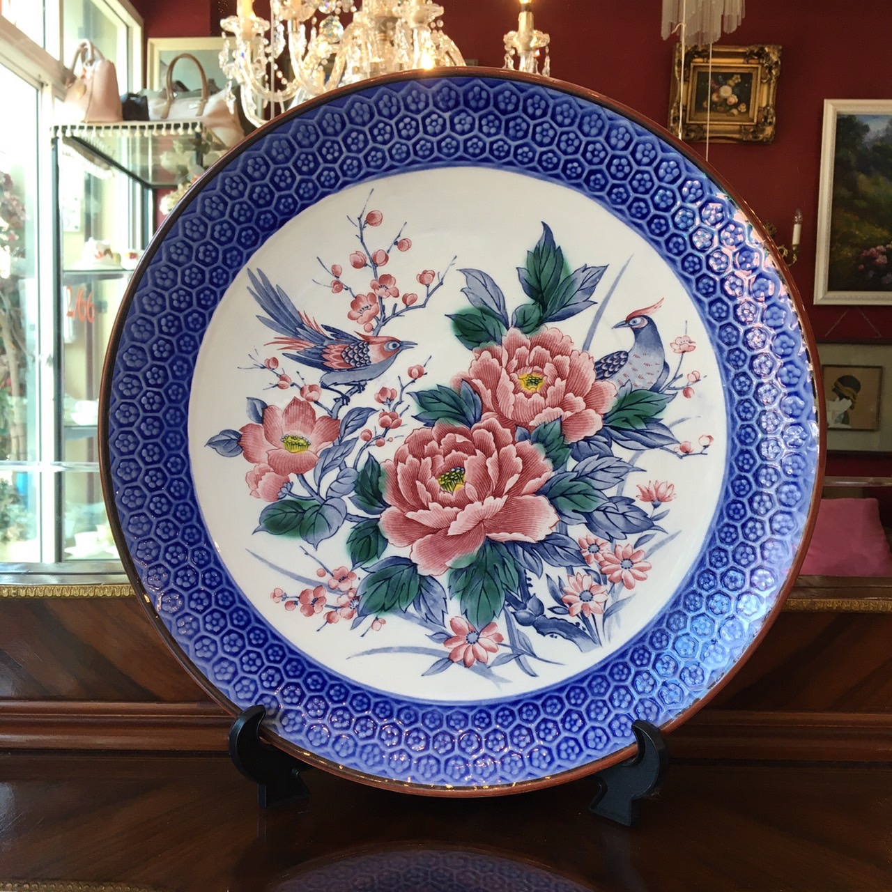 จานลายครามใบใหญ่ ลายดอกไม้และนก