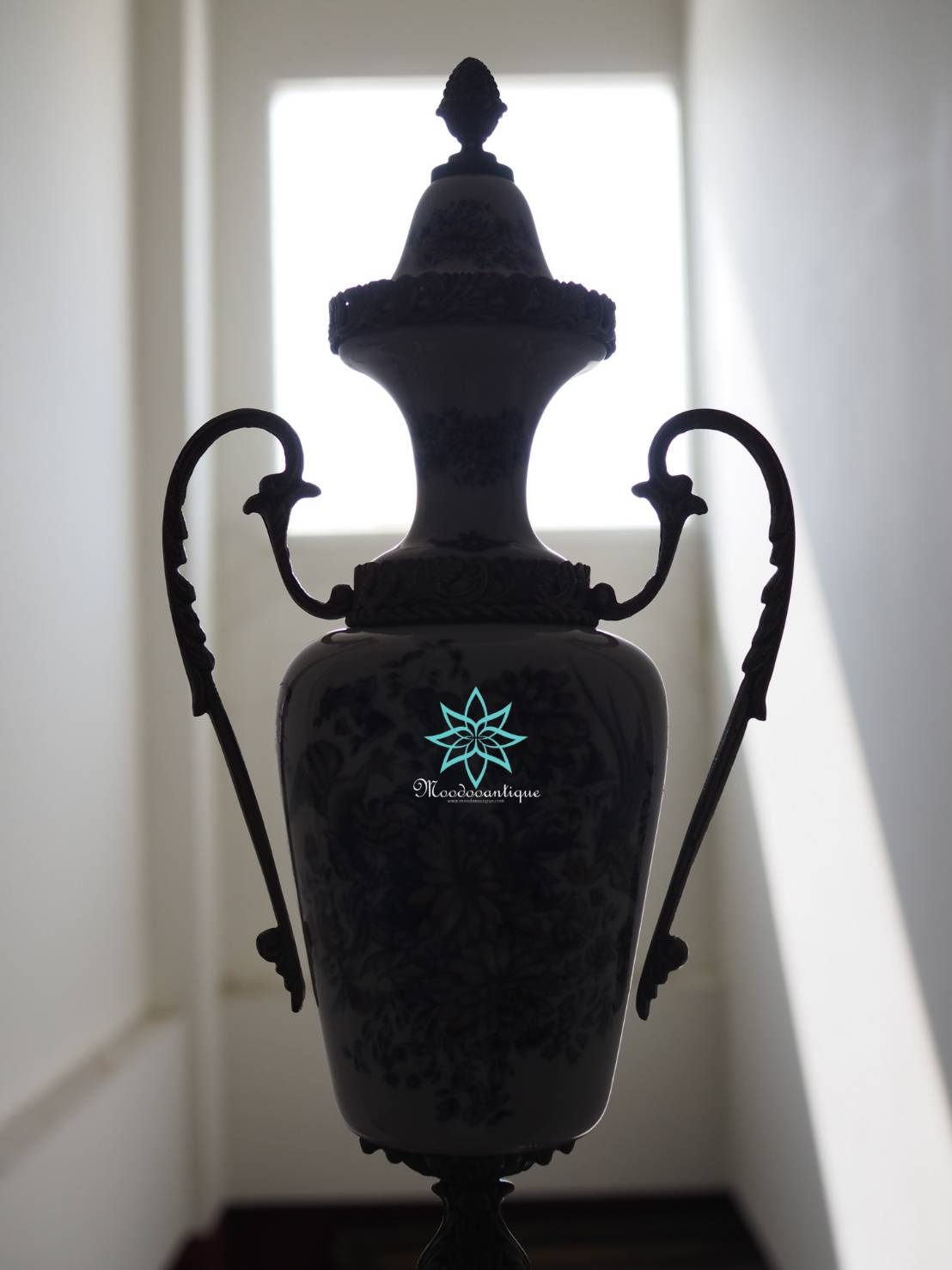 โถเซรามิค รูปนกฟินิกซ์คู่ ฐานและที่จับเป็น silver plates