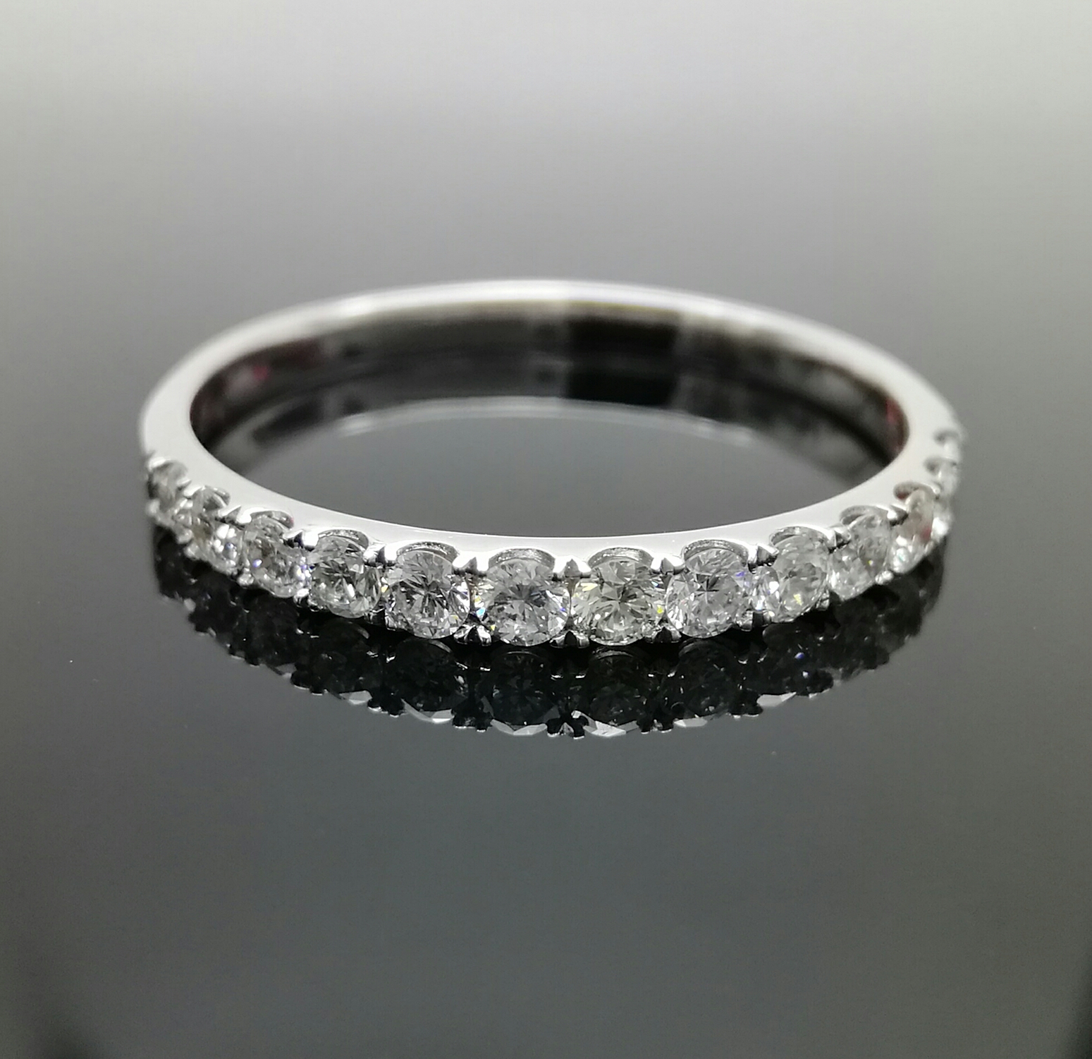 แหวนแถวเรียงเพชรรวม 0.39 cts