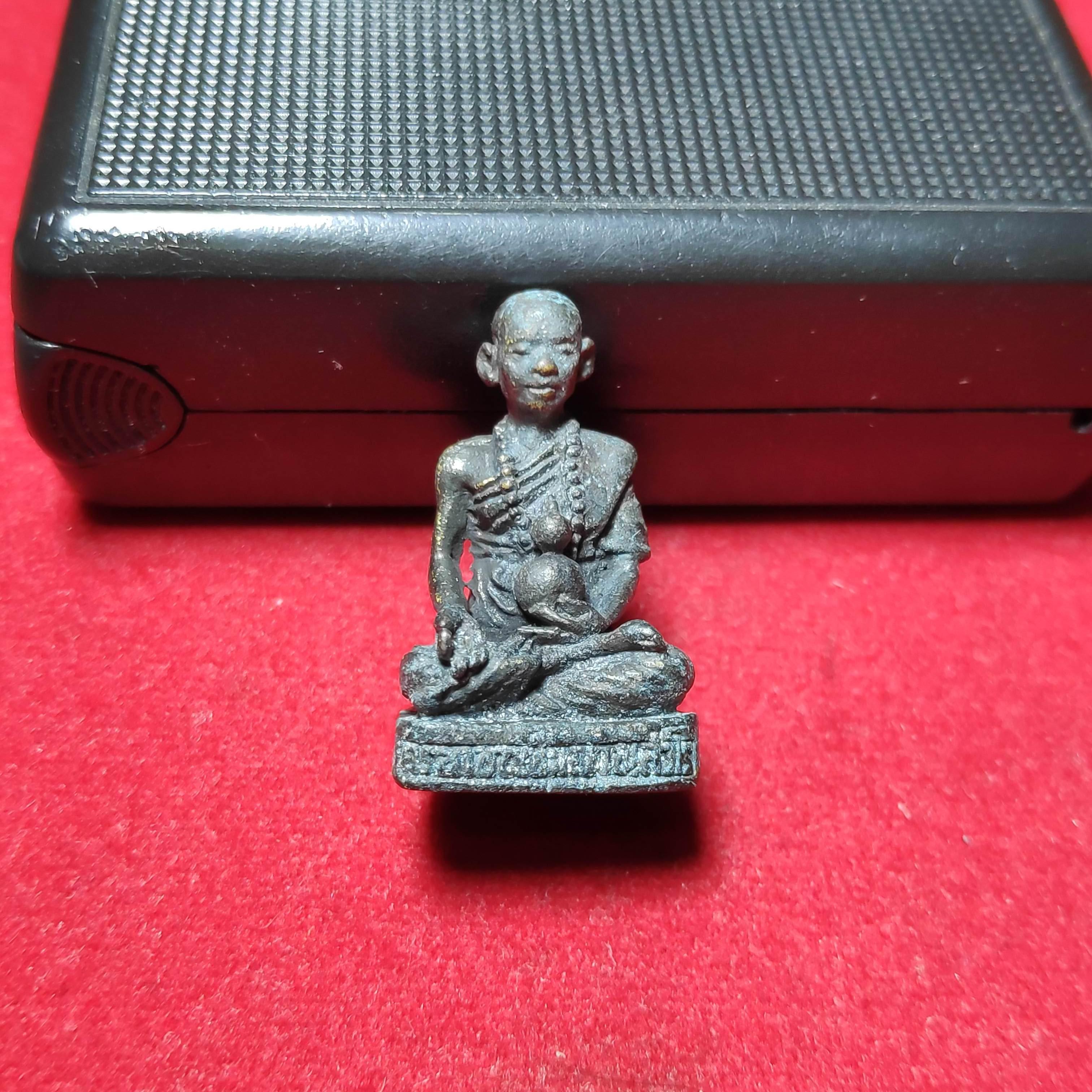 รูปหล่อรุ่นเเรกครูบาบุญชุ่มวัดพระธาตุดอนเรืองพิมพ์อุ้มน้ำเต้าปี2539