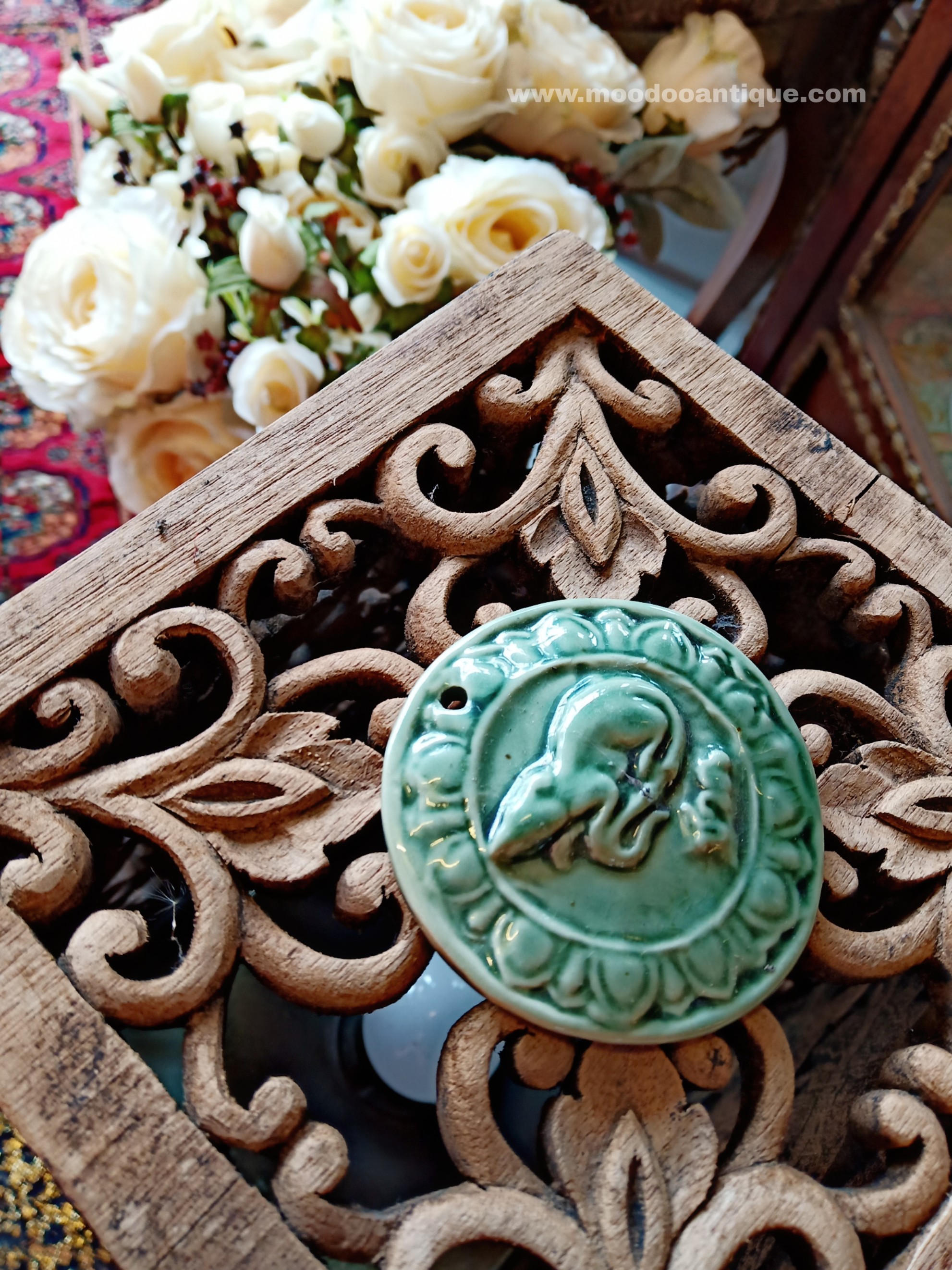 โคมไฟตั้งโต๊ะงานไม้แกะลายดอกพุตตาล