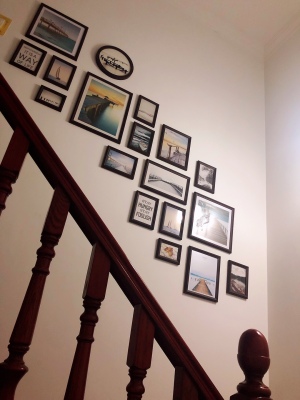 ชุดกรอบรูปติดผนังบันได Stairway18 (View) กรอบรูปไม้ 17 ชิ้นพร้อมภาพตามแบบ + รูปแคนวาส 1 ชิ้น และวัสดุติดตั้ง