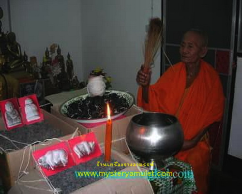 วัวธนู เนื้อผงผสมดินอาถรรพณ์ กรรมการ ติดจีวรและจารมือ หลวงปู่ครูบาแก้ว วัดร่องดู่ พะเยา รุ่นสุดท้าย หายาก สำเนา