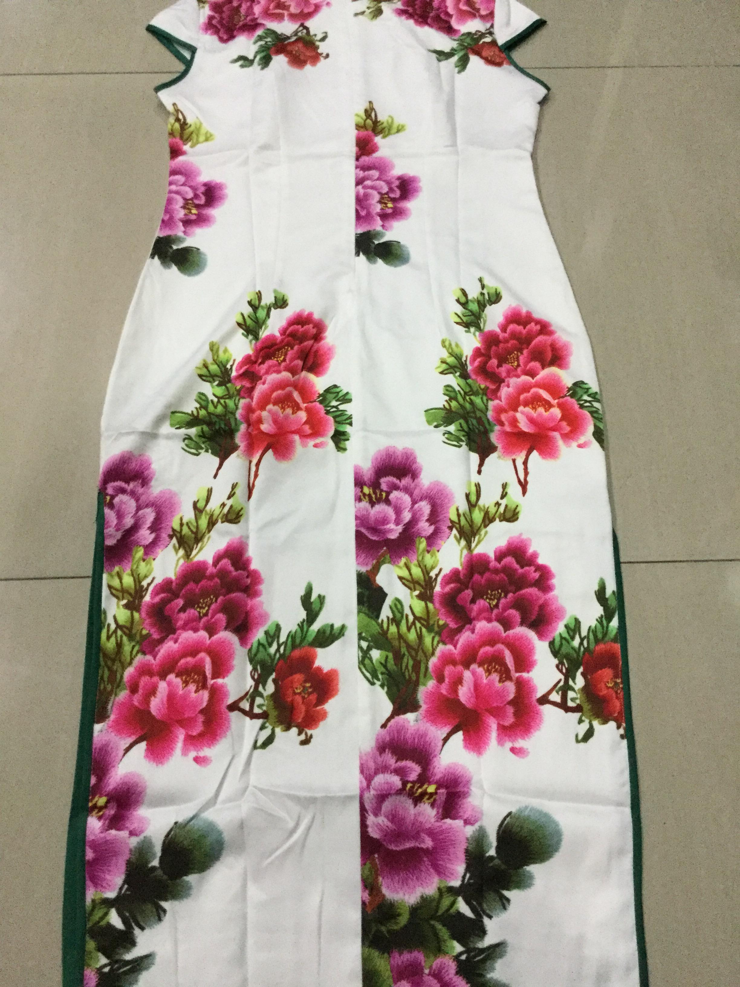 กี่เพ้ายาว ผ้าไหมสีขาวลายดอกแดง รหัส 1/148 สินค้าพร้อมส่ง