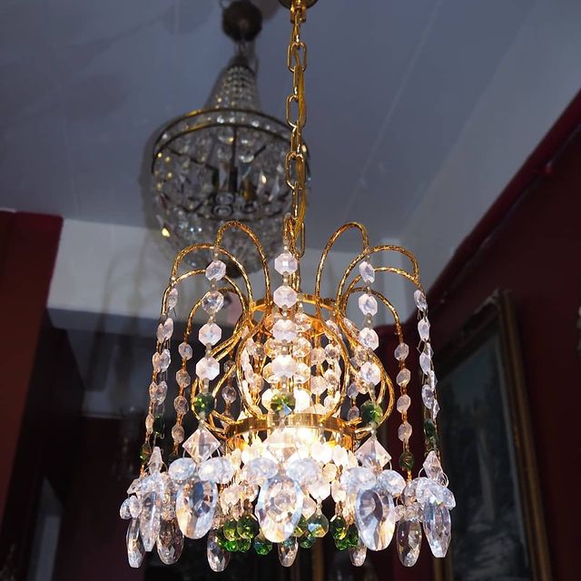 ช่อคริสตัลโครงทองเหลืองงานใหม่