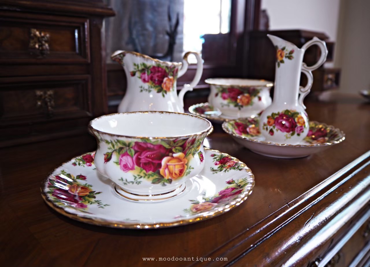 Old Country Roses Royal Albert bone