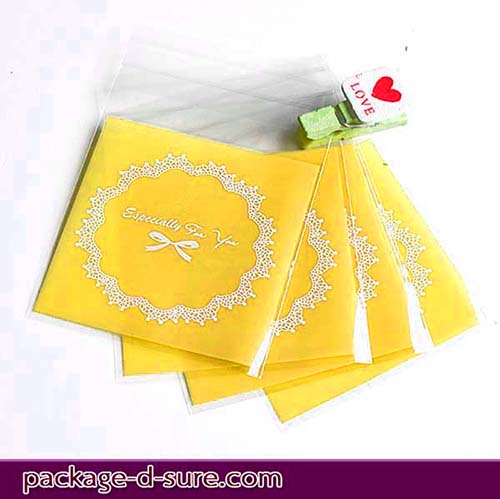 ล้างสต็อก//ถุงคุกกี้ แถบกาว 7x7 ลายโบว์ลูกใม้ พื้นหลังสีเหลือง แพ็ค 100 ใบ