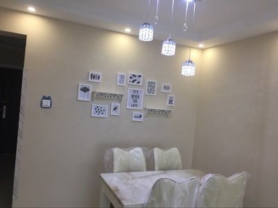 ชุดกรอบรูปติดผนัง White11+ชั้นวาง กรอบรูปไม้สีดำ 11 ชิ้น+ ชั้นวาง พร้อมรูปภาพตามแบบและวัสดุติดตั้ง