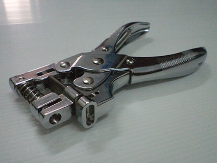 HW-triO คีมเอนกประสงค์ คีมเหล็กเจาะรู 2 in 1 วงกลมและวงรี สำหรับ นามบัตร บัตรพลาสติก บัตรพนักงาน บัตร Visitor ใส่พวงกุญแจได้