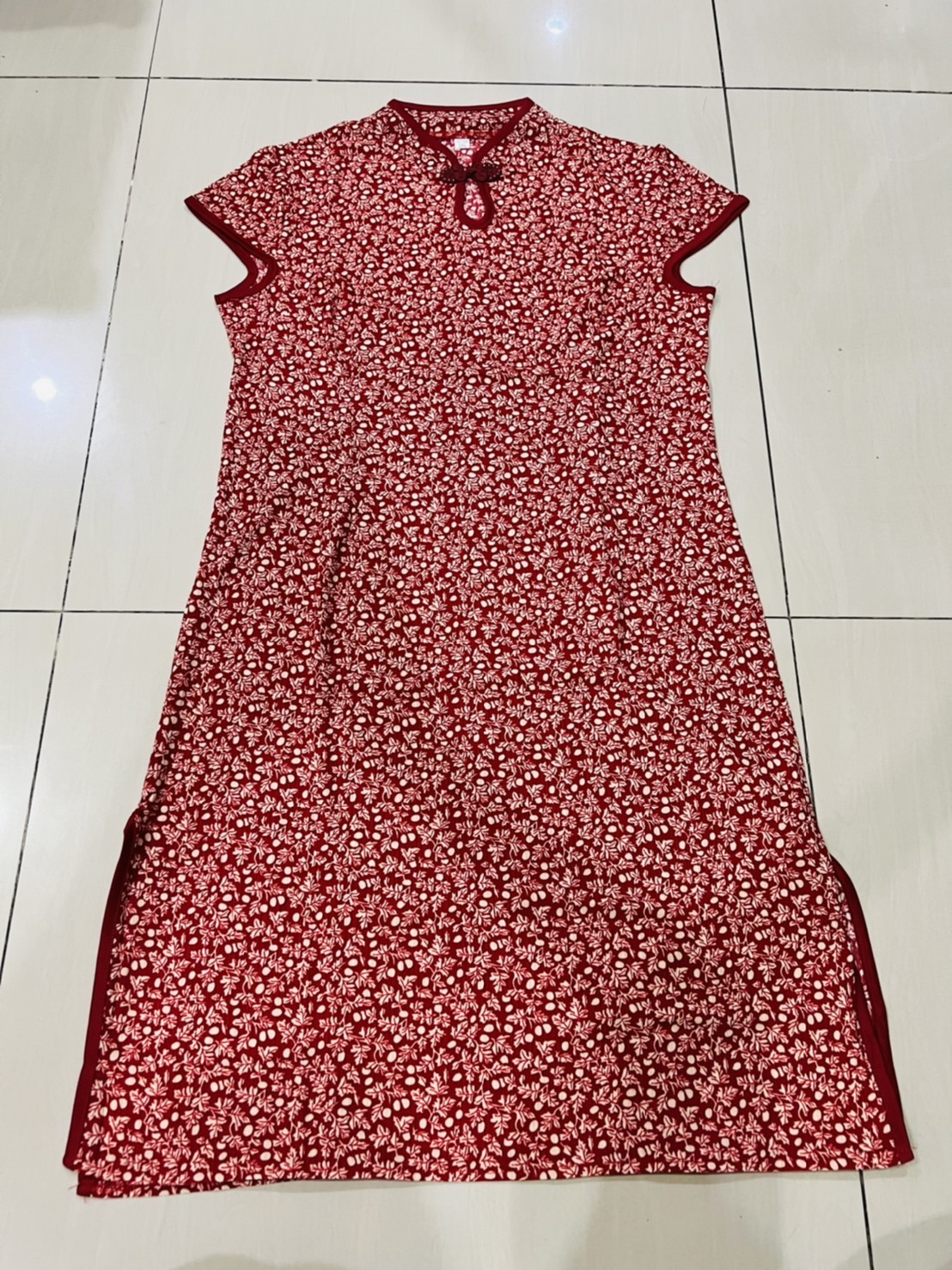 กี่เพ้าสั้น สีแดงลายดอกเล็ก รหัส RV18 สินค้าพร้อมส่ง (ผ้ายืด สวมหัว)