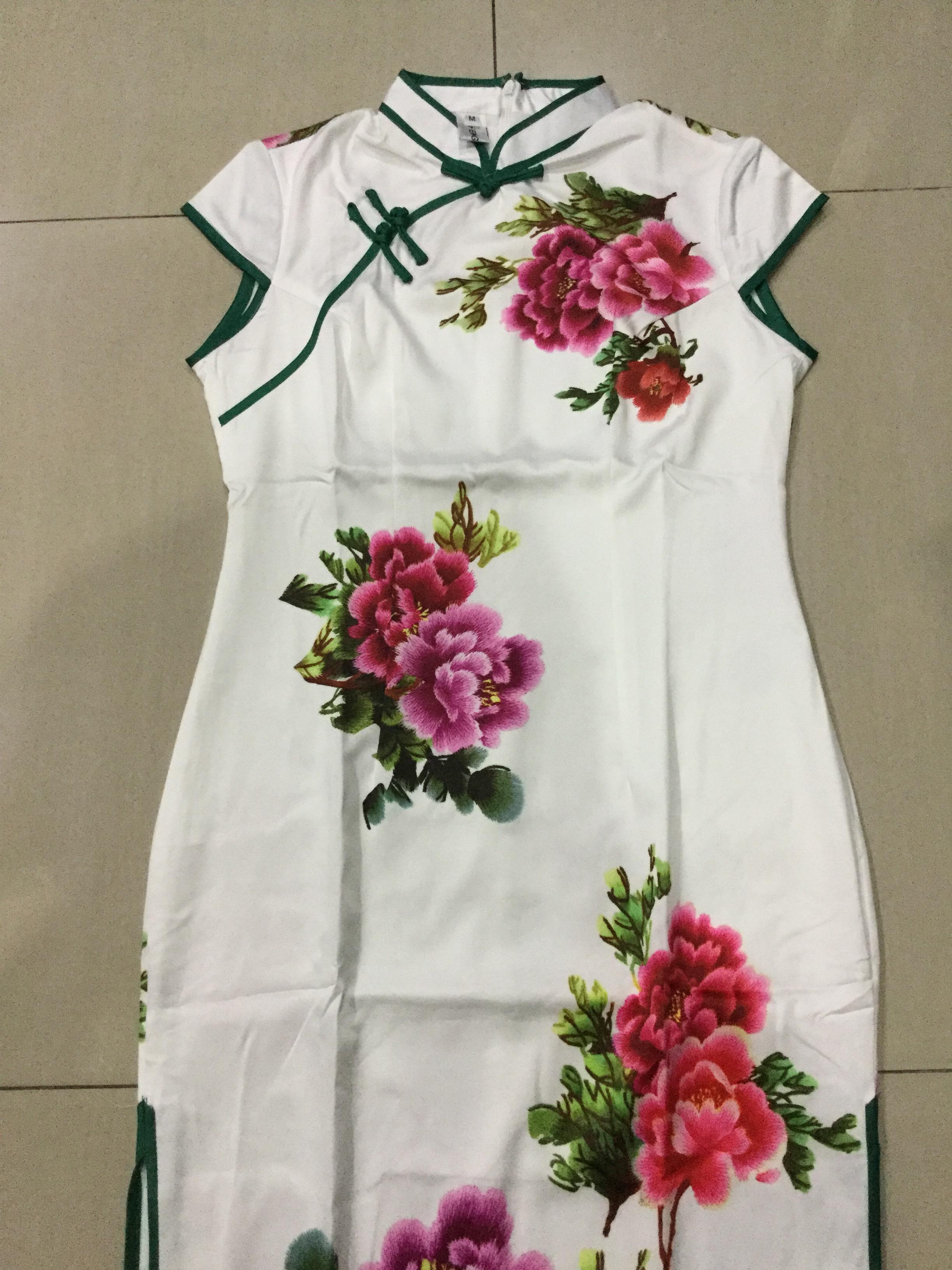 กี่เพ้ายาว ผ้าไหมสีขาวลายดอกแดง รหัส 1/148 สินค้าพร้อมส่ง