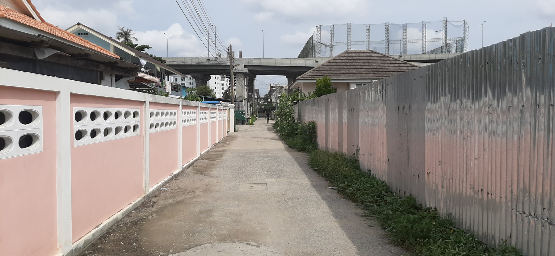 ขายที่ดินพร้อมตึก 2 ชั้น พร้อมห้องเช่า 8 ห้อง ถนนราชพฤกษ์