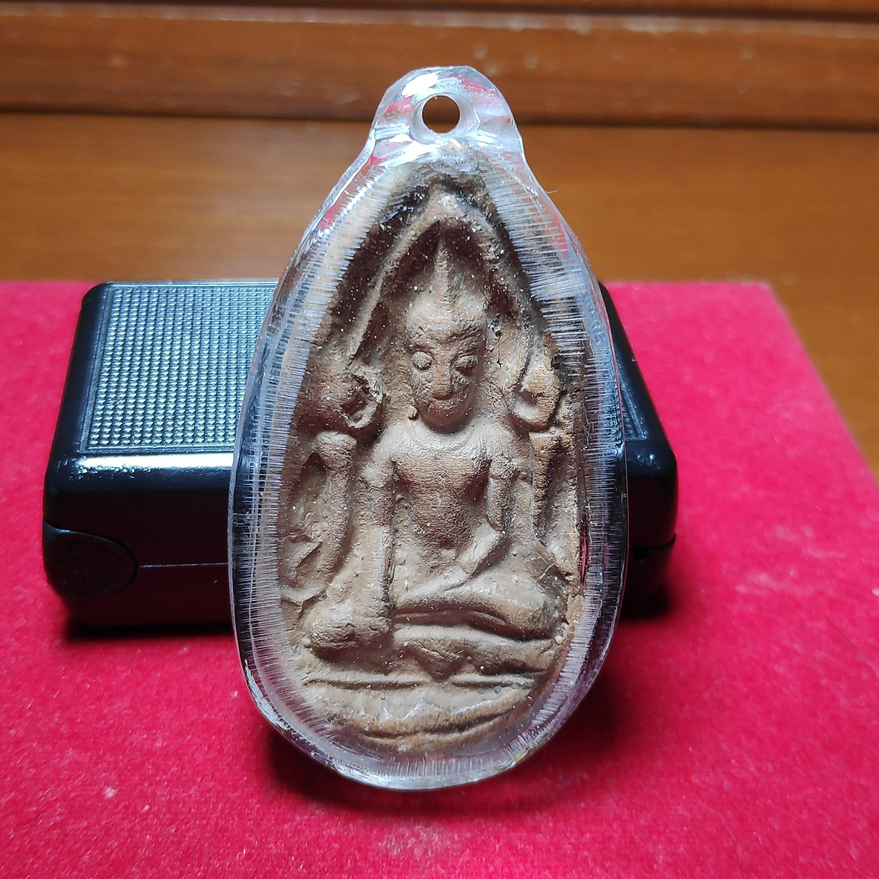 พระขุนแผนไข่ผ่าซีกหลวงดีวัดพระรูปเนื้อดิน