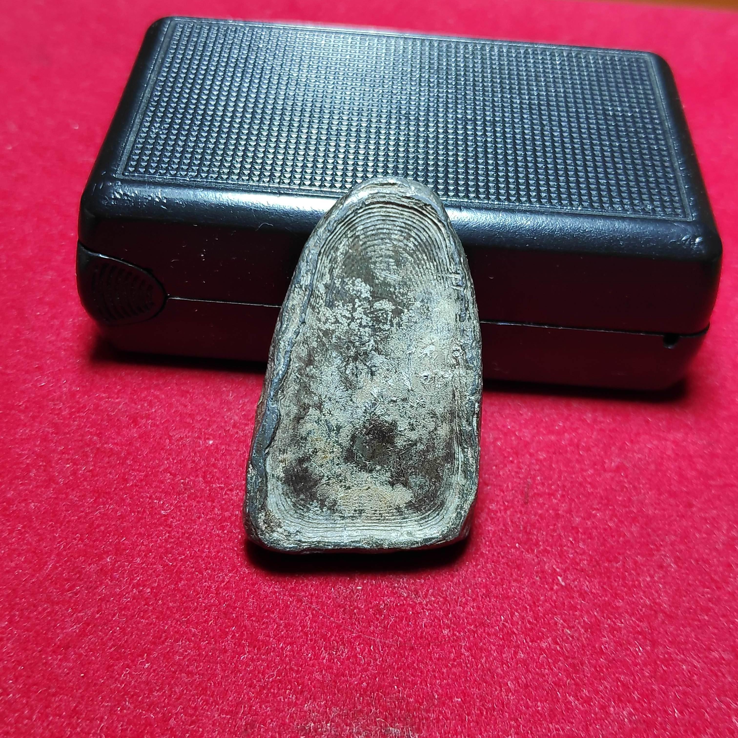 พระพิมพ์เล็บมือหลวงปู่สุขวัดโพธิ์ทรายทองเนื้อตะกั่ว