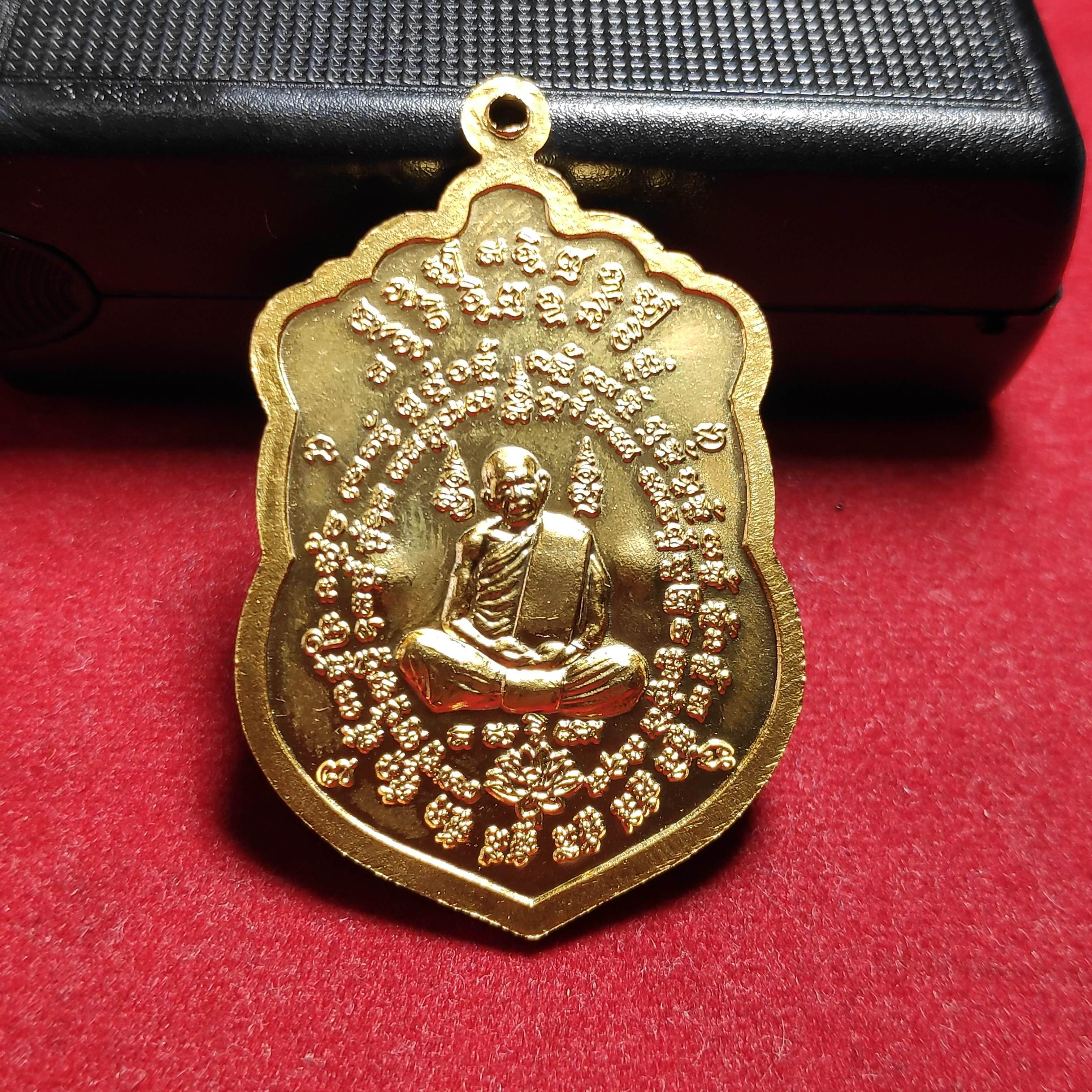 เหรียญเสมาลงยาพระพุทธนิมิตพิชิตมารหลวงปู่ทิมวัดละหารไร่ปี2552