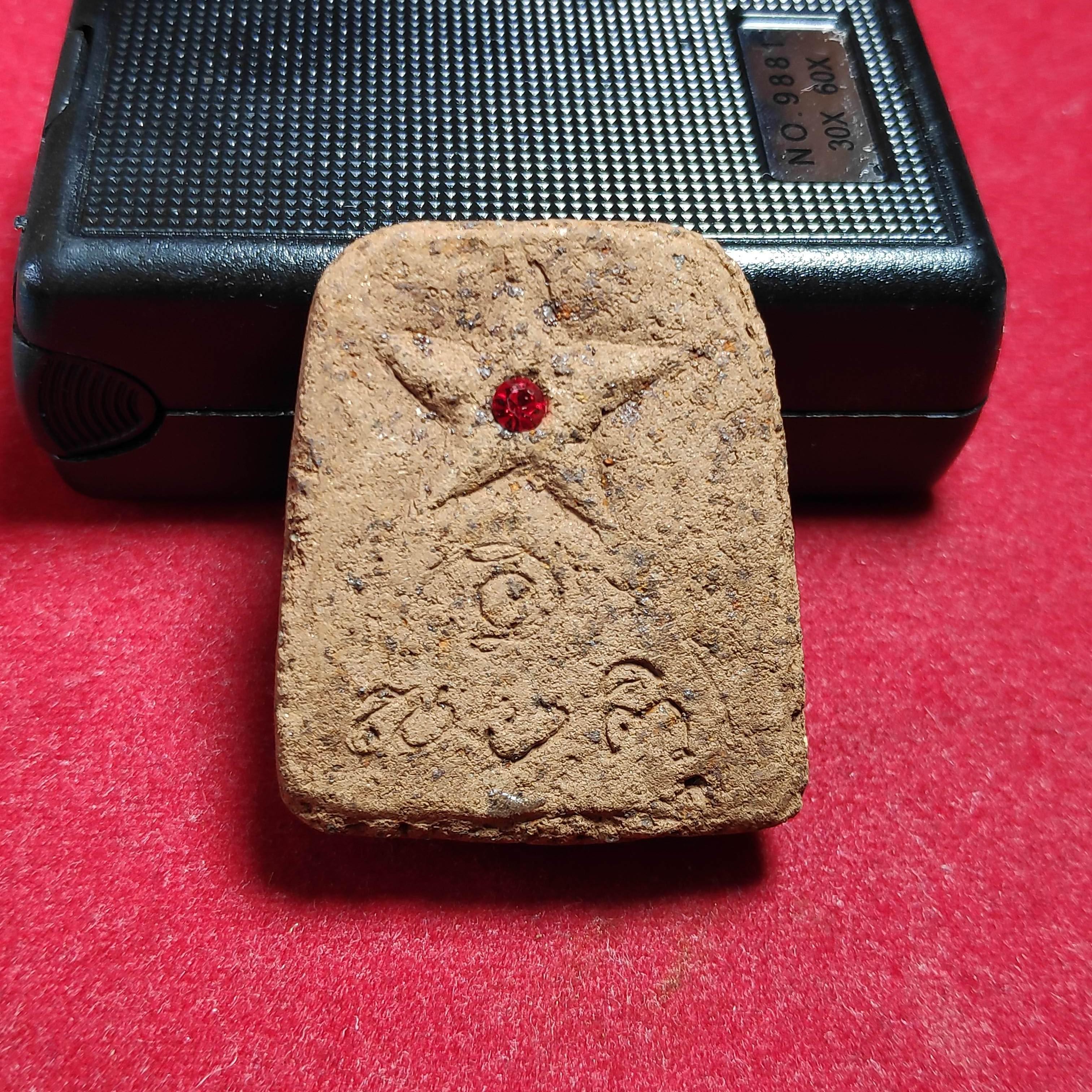 พระปิดตาฝังพลอยหลังดาวมงคลหลวงพ่อผินะวัดสนมลาวเนื้ิอว่าน