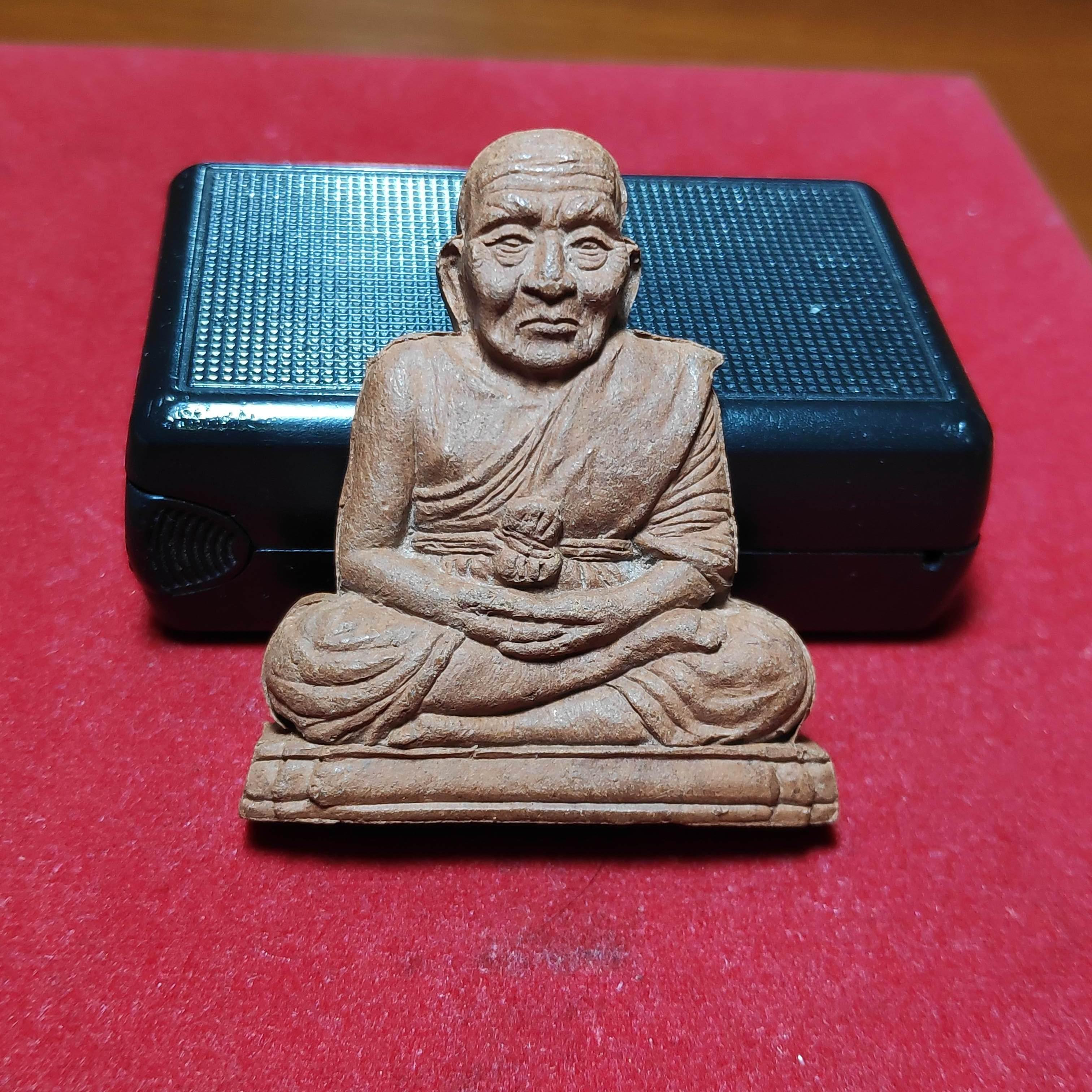 พระหลวงปู่ทวดแผ่นปั้มลอยองค์วัดห้วยมงคลเนื้อดินหอมมหามงคลปี2548