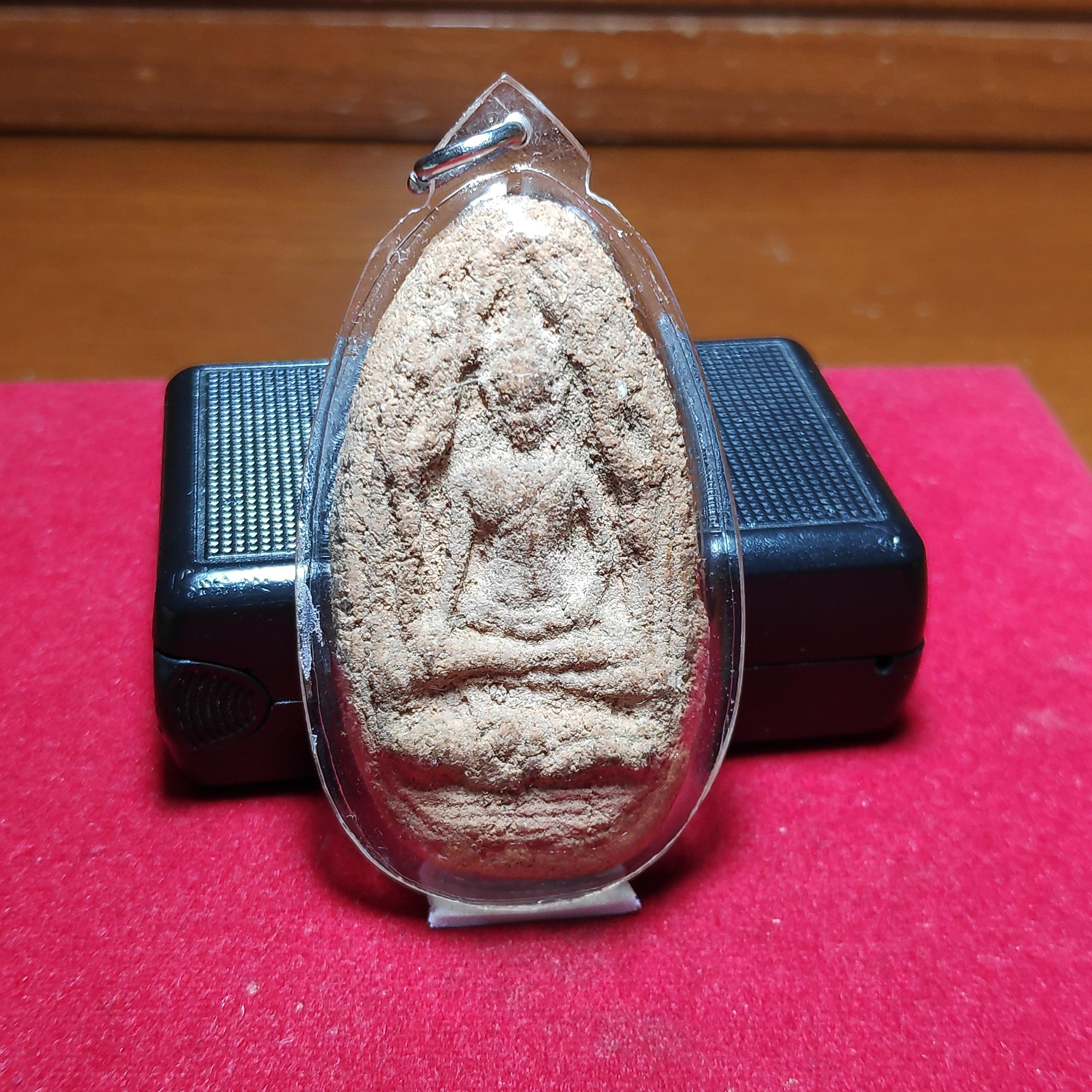 พระขุนเเผนไข่ผ่าซีกหลังจารยันต์หลวงพ่อถิรวัดป่าเลไลย์เนื้อดิน