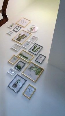 ชุดกรอบรูปติดผนังบันได Stairway18 (Fresh) กรอบรูปไม้ 17 ชิ้นพร้อมภาพตามแบบ + รูปแคนวาส 1 ชิ้น และวัสดุติดตั้ง