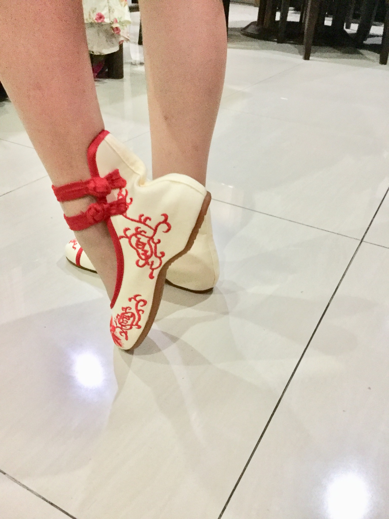 รองเท้าจีน สีขาวลายดอกแดงสินค้าพร้อมส่ง