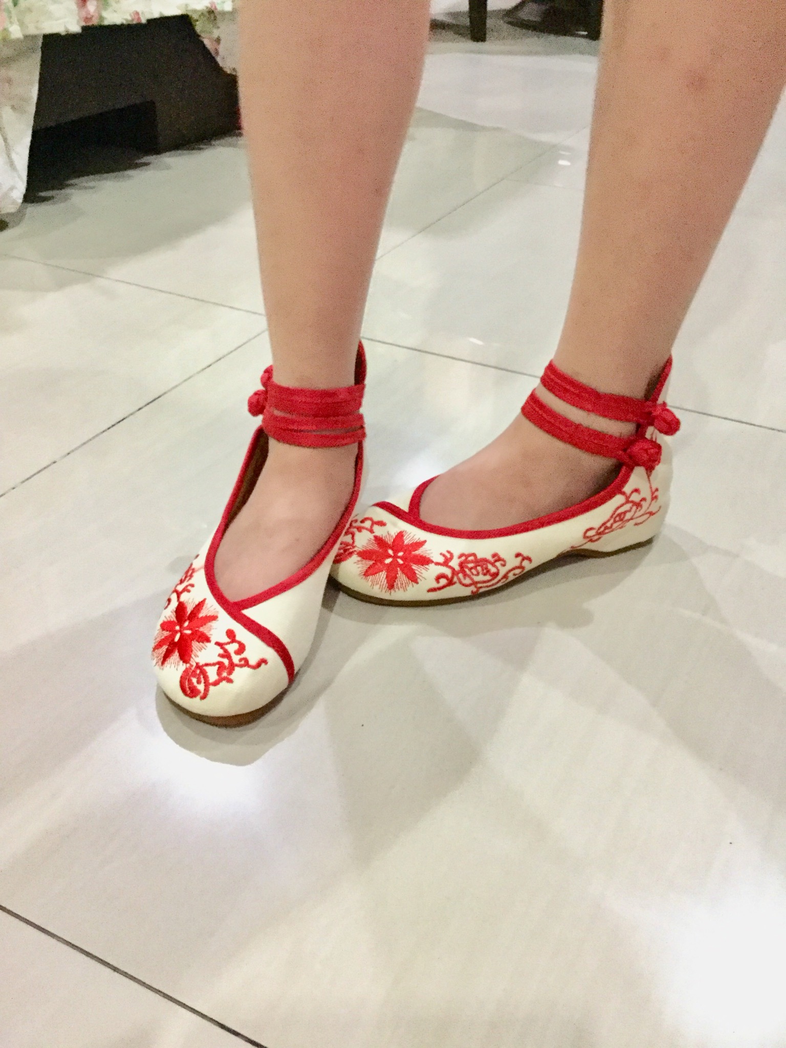 รองเท้าจีน สีขาวลายดอกแดงสินค้าพร้อมส่ง