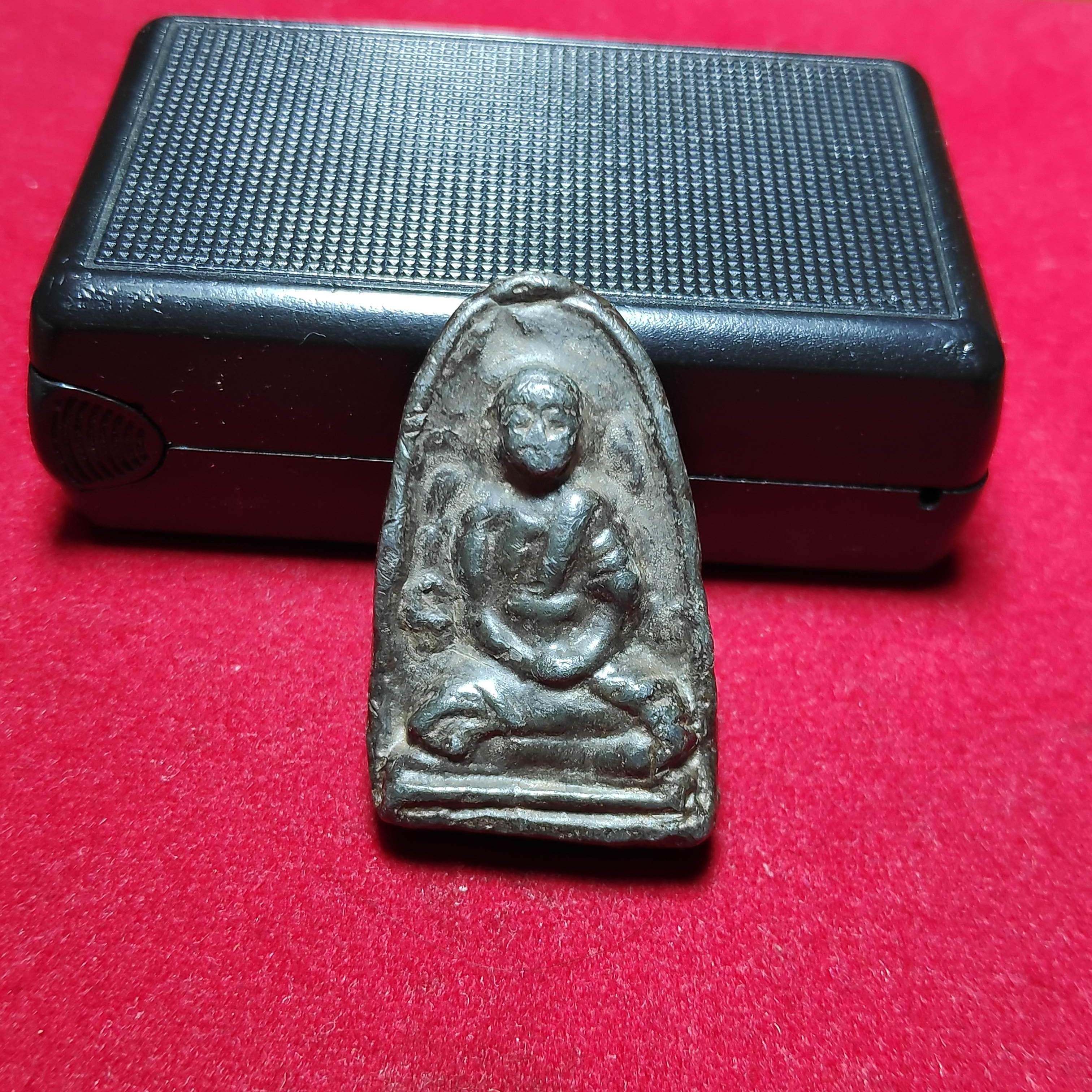 พระพิมพ์เล็บมือหลวงปู่สุขวัดโพธิ์ทรายทองเนื้อตะกั่ว