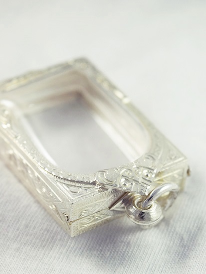ตลับเงิน พระสมเด็จขนาดมาตรฐาน 4.2 cm x 3.9 cm มีเข็มบน