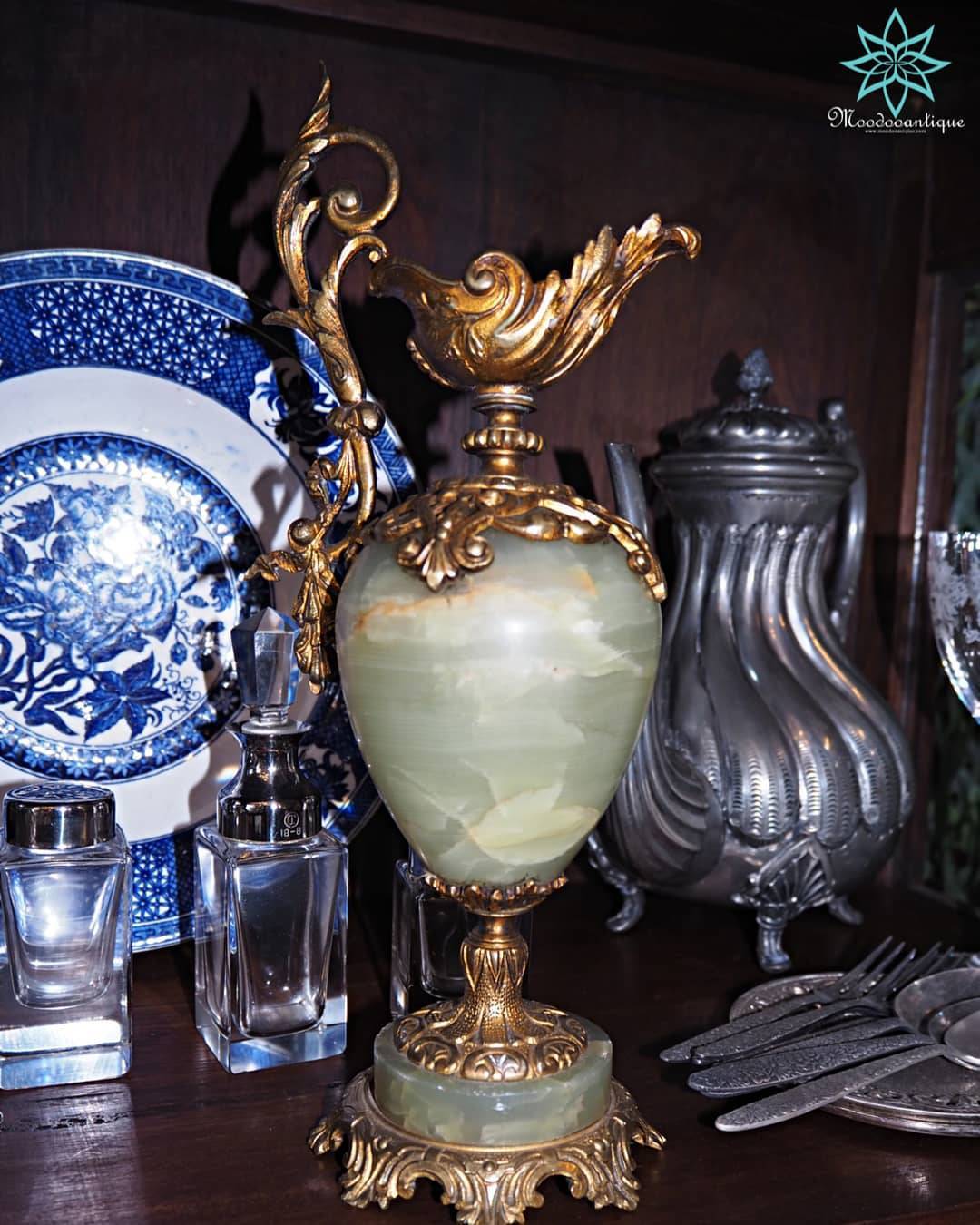 หินแกะสลักประดับบรอนซ์ทรงแจกัน