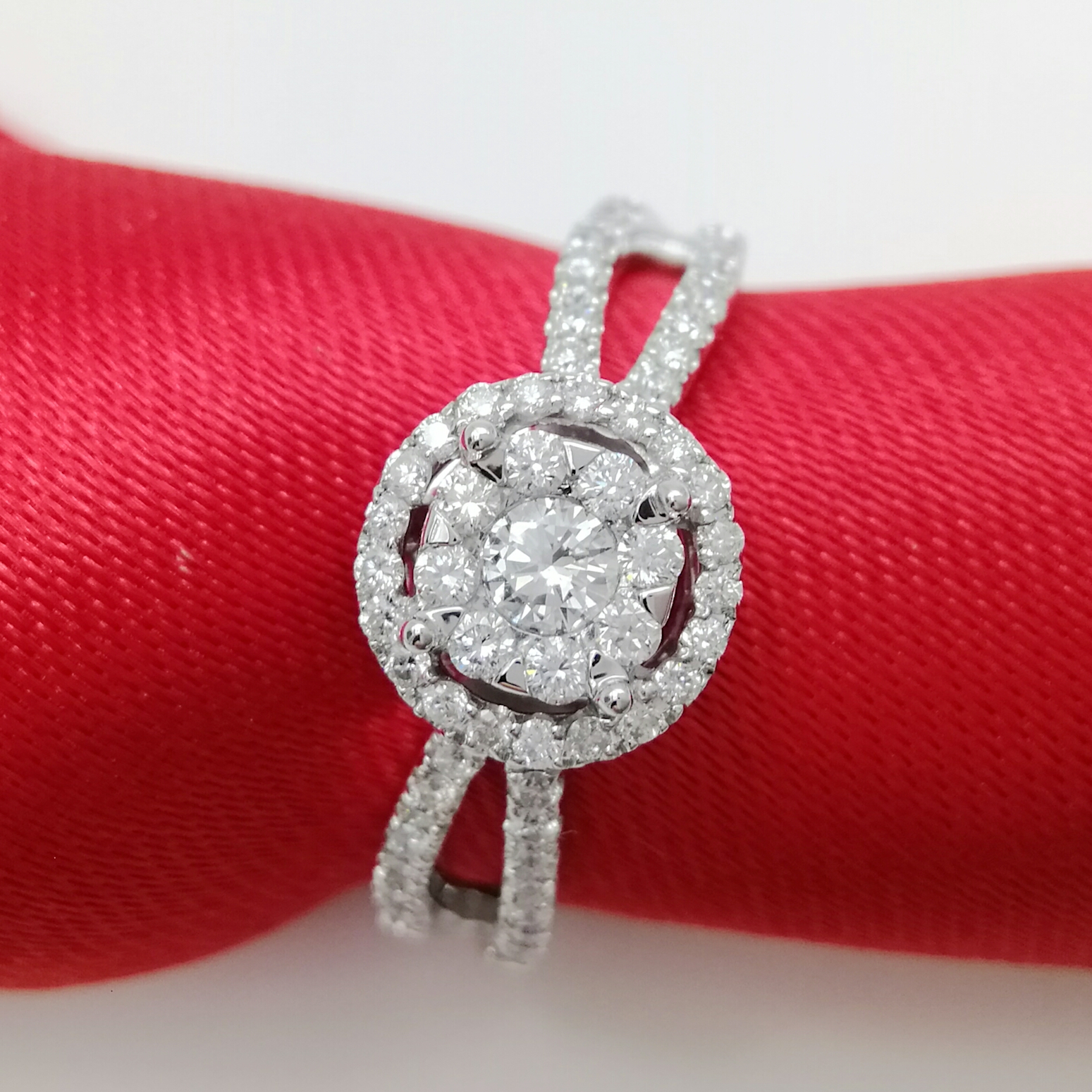 แหวนเพชรแท้น้ำหนักรวม 40.50 ตัง ทองคำขาวแท้ 18K