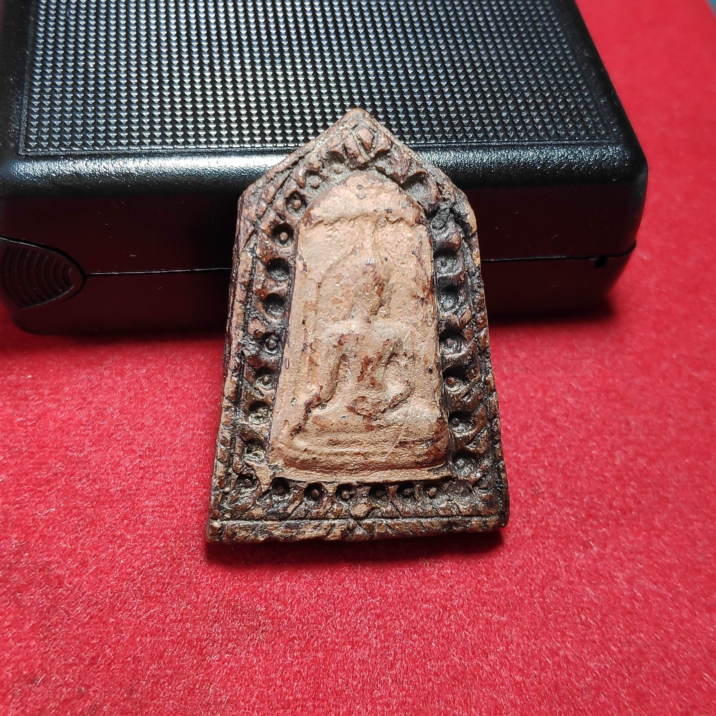 พระสรรค์นั่งพิมพ์5เหลี่ยมข้างจุดเนื้อดิน