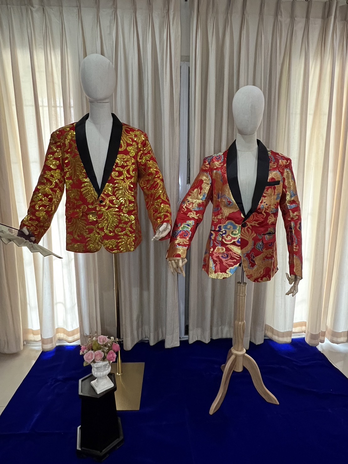 เสื้อสูทแดง ลายทอง