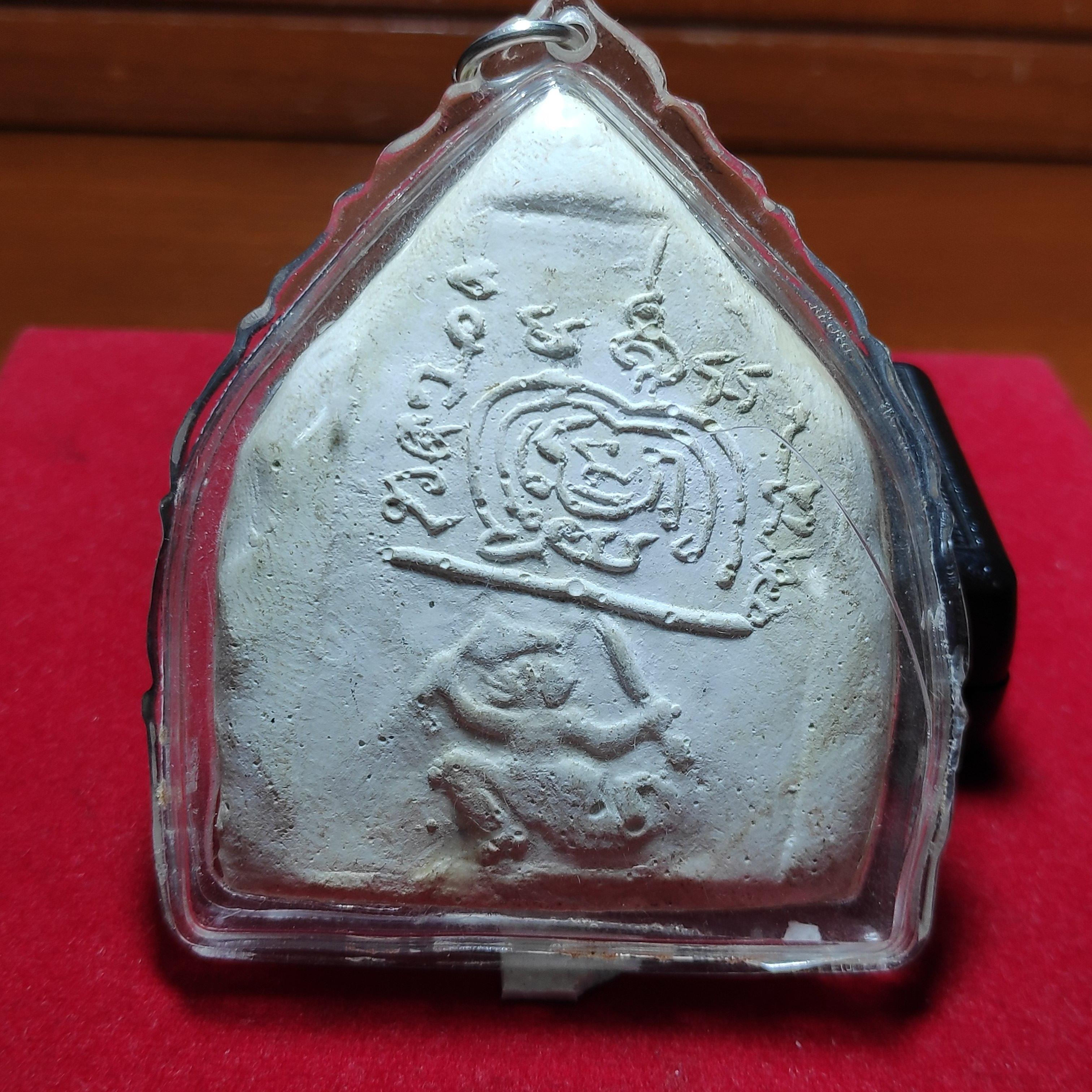 พระนารายณ์ทรงปืนหลังหนุมานเเบกย้นต์เนื้อผงหลวงพ่อบุญมีวัดเขาสมอคอน