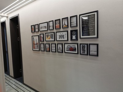 ชุดกรอบรูปติดผนัง London (Black20) กรอบรูปไม้สีดำ 20 ชิ้น พร้อมภาพตามแบบและวัสดุติดตั้ง