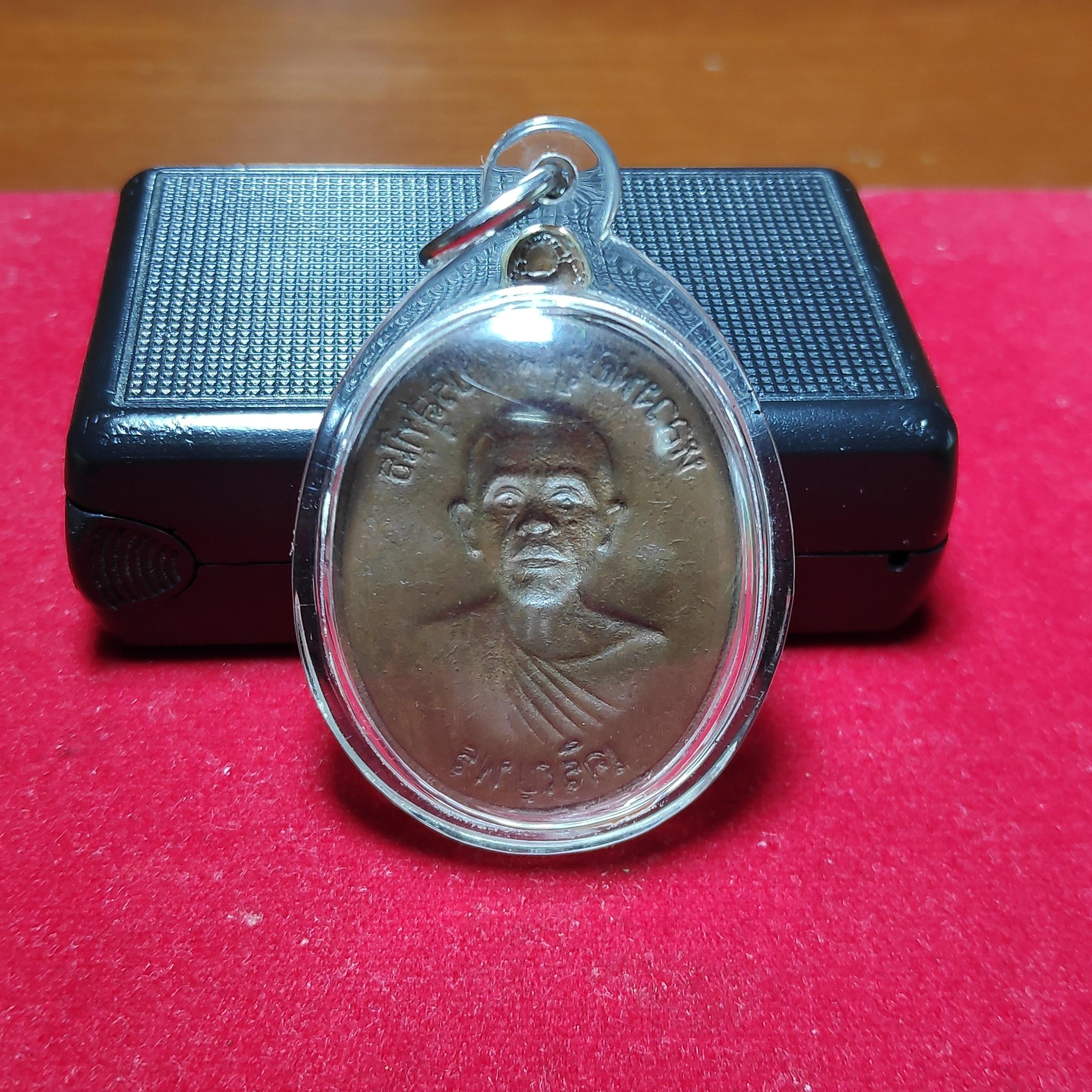 เหรียญเจริญพรล่างหลวงพ่อคูณหลังเเบบหน้ากากทองปี2536