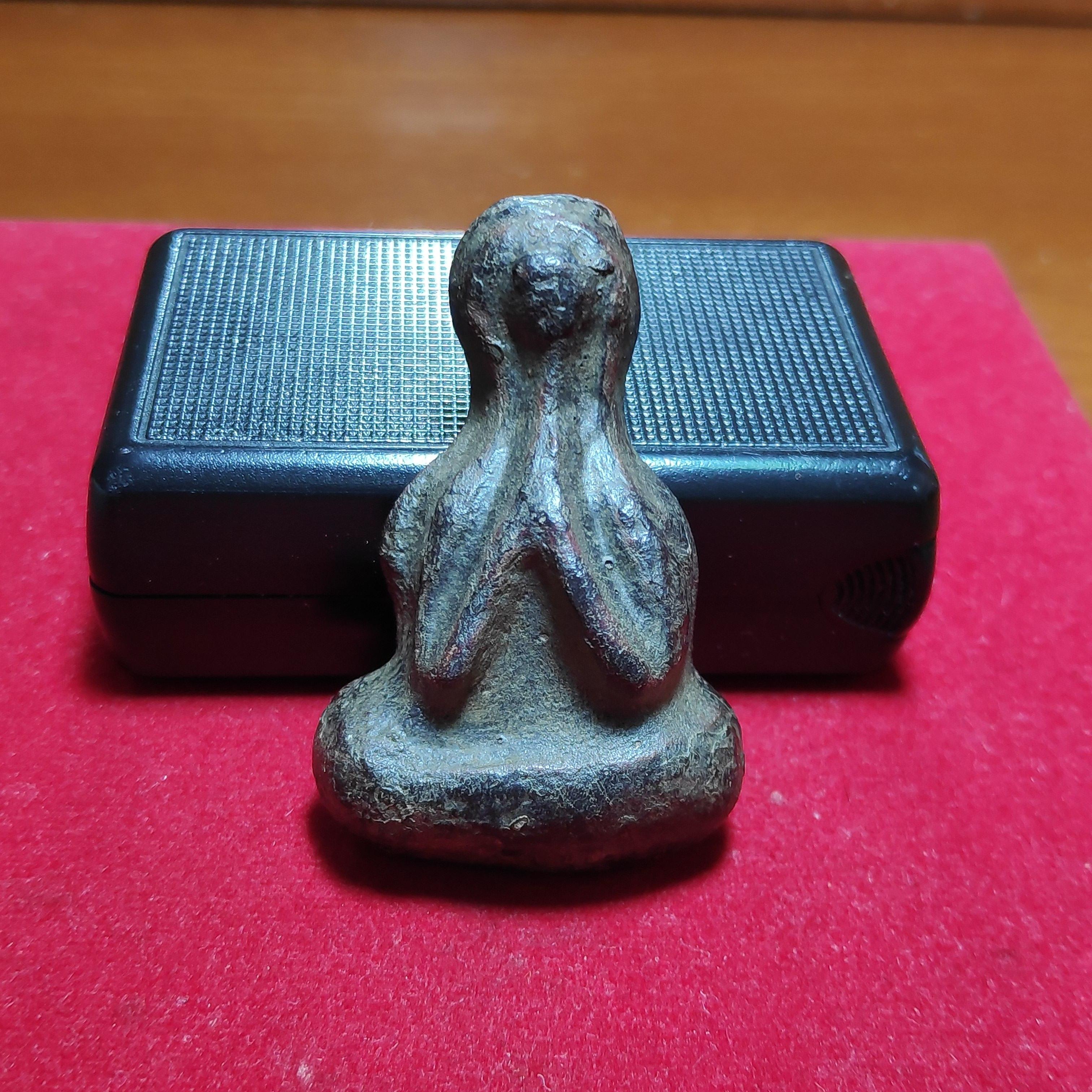 พระปิดตาหลวงปู่ยิ้มวัดหนองบัวพิมพ์ชลูดใหญ่สูง4.5เซ็นต์