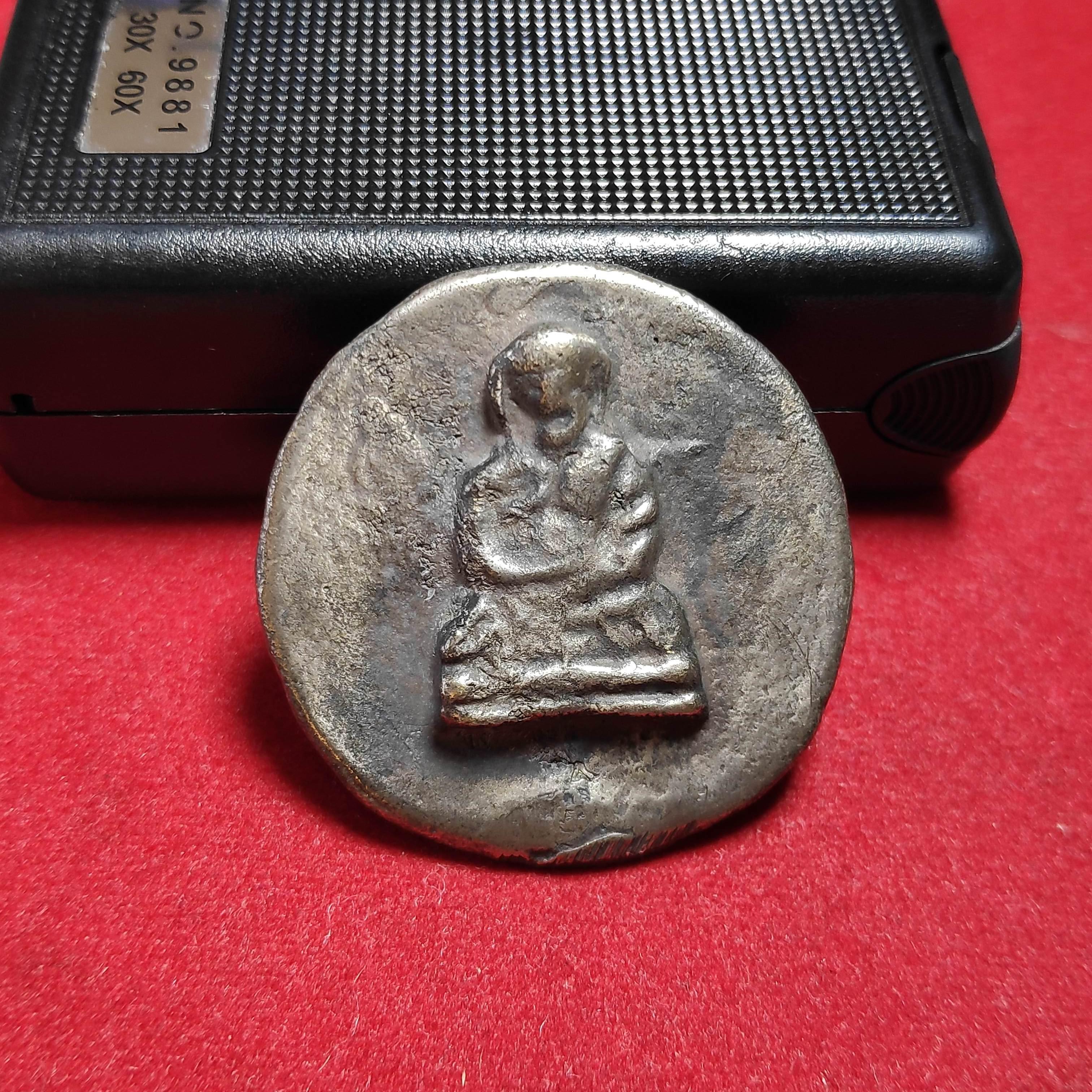 เหรียญกลมหล่อหลวงพ่อไปล่วัดกำเเพงหลังดอกพุดตาล