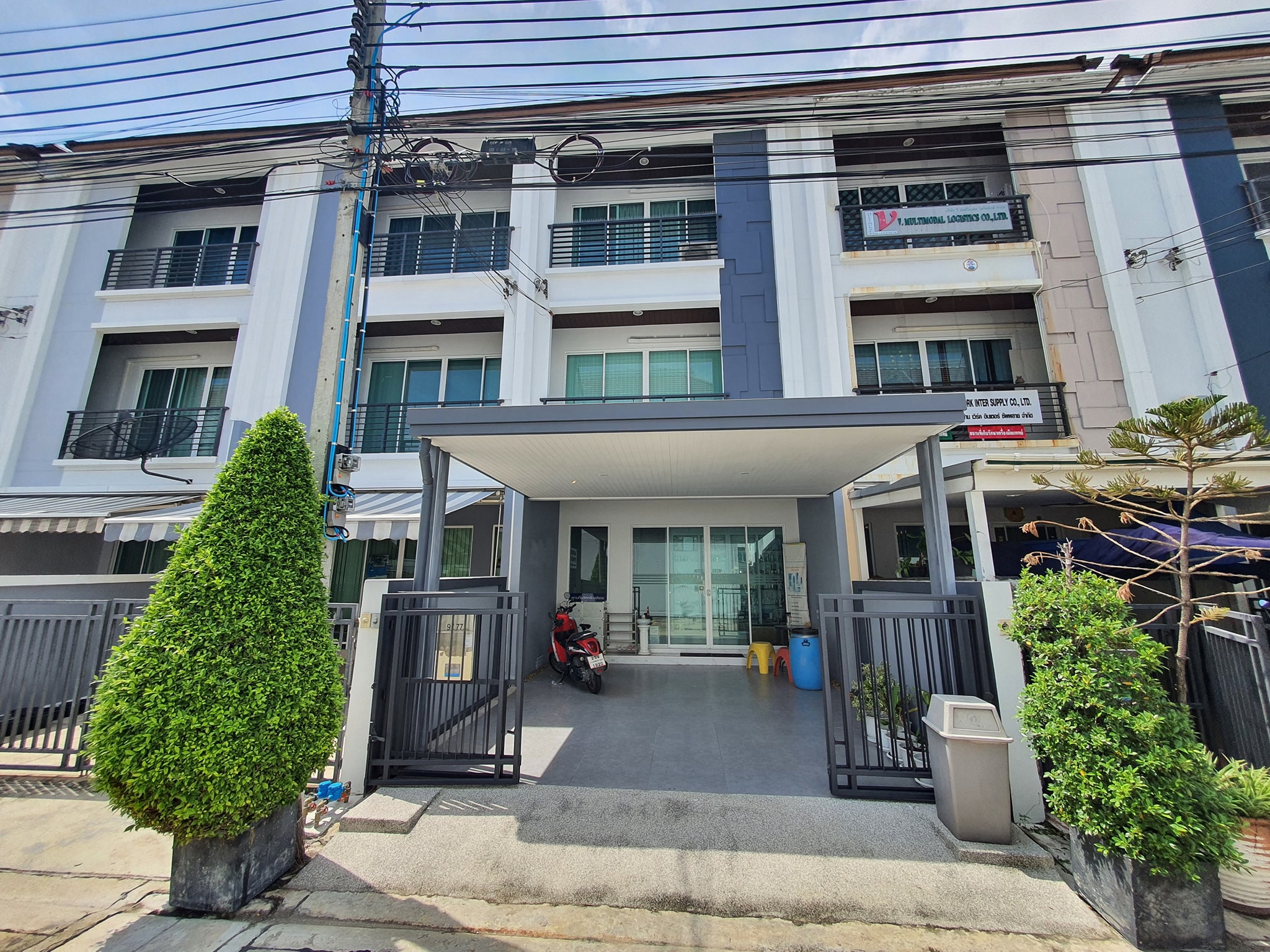 ขายพร้อมผู้เช่าทาวน์โฮม 3 ชั้น ม.บ้านกลางเมือง S-Sense ศรีนครินทร์ 2 ซ.46/1 พร้อมเฟอร์ฯ
