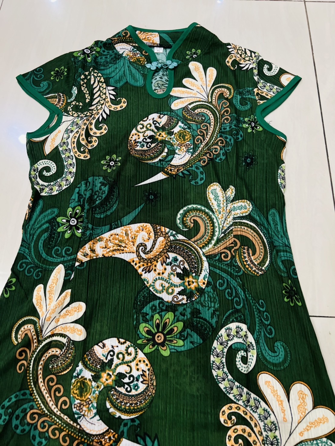 กี่เพ้าสั้น สีเขียวลายดอกใหญ่ รหัส RV 18 สินค้าพร้อมส่ง (ผ้ายืด สวมหัว)