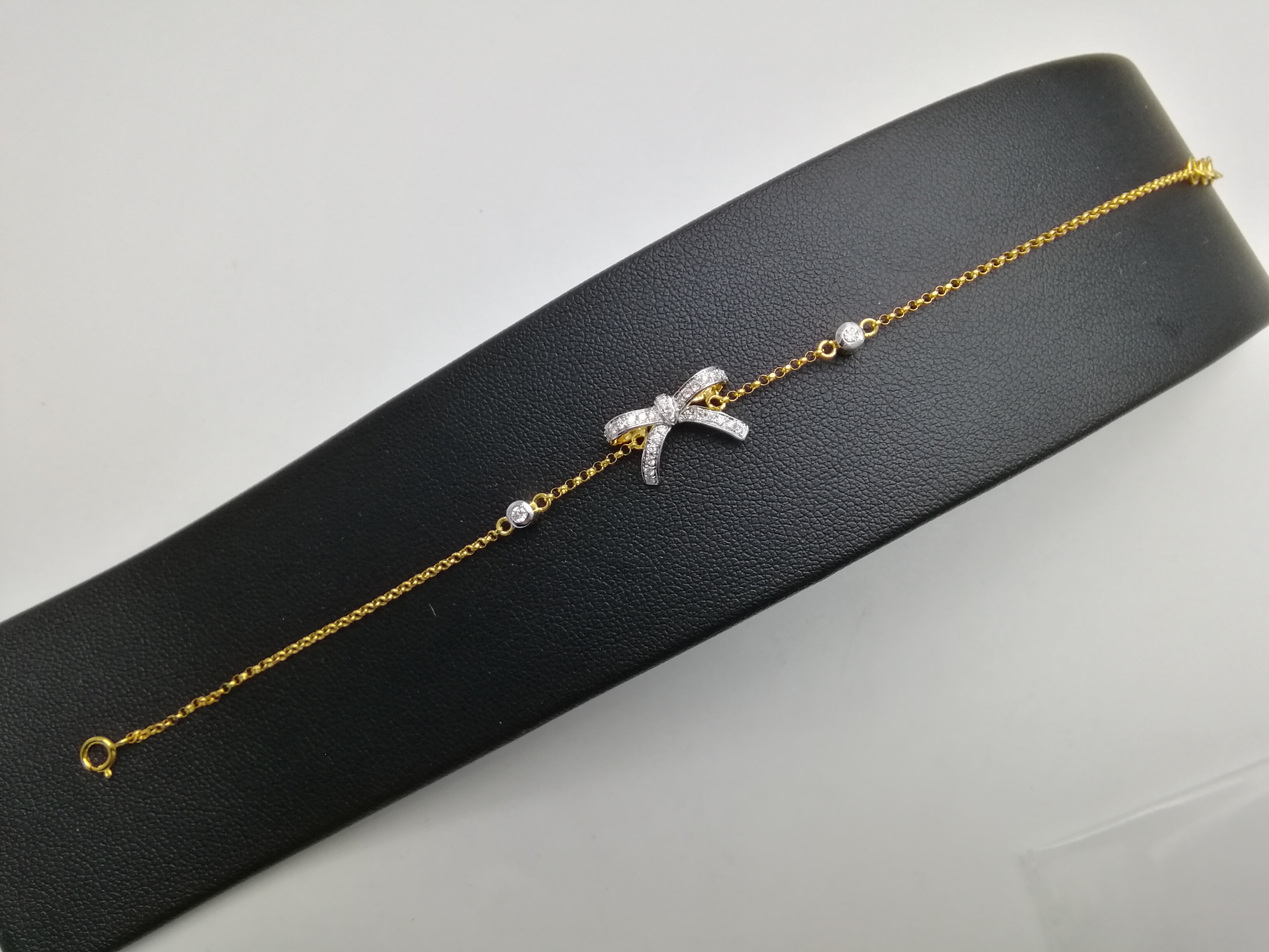 สร้อยข้อมือประดับเพชรแท้ทรงผูกโบว์ 0.19 cts