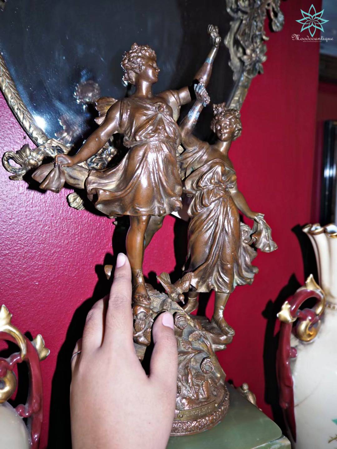 รูปปั้นนาฬิกาหินอ่อนโบราณจากยุโรป