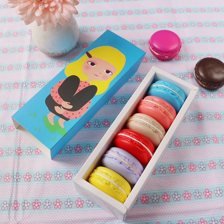 โปรโมชั่น//กล่องมาการองใส่ 6 ชิ้น 7x18.8x5.3 สีฟ้า ลายเด็กหญิงนั่ง