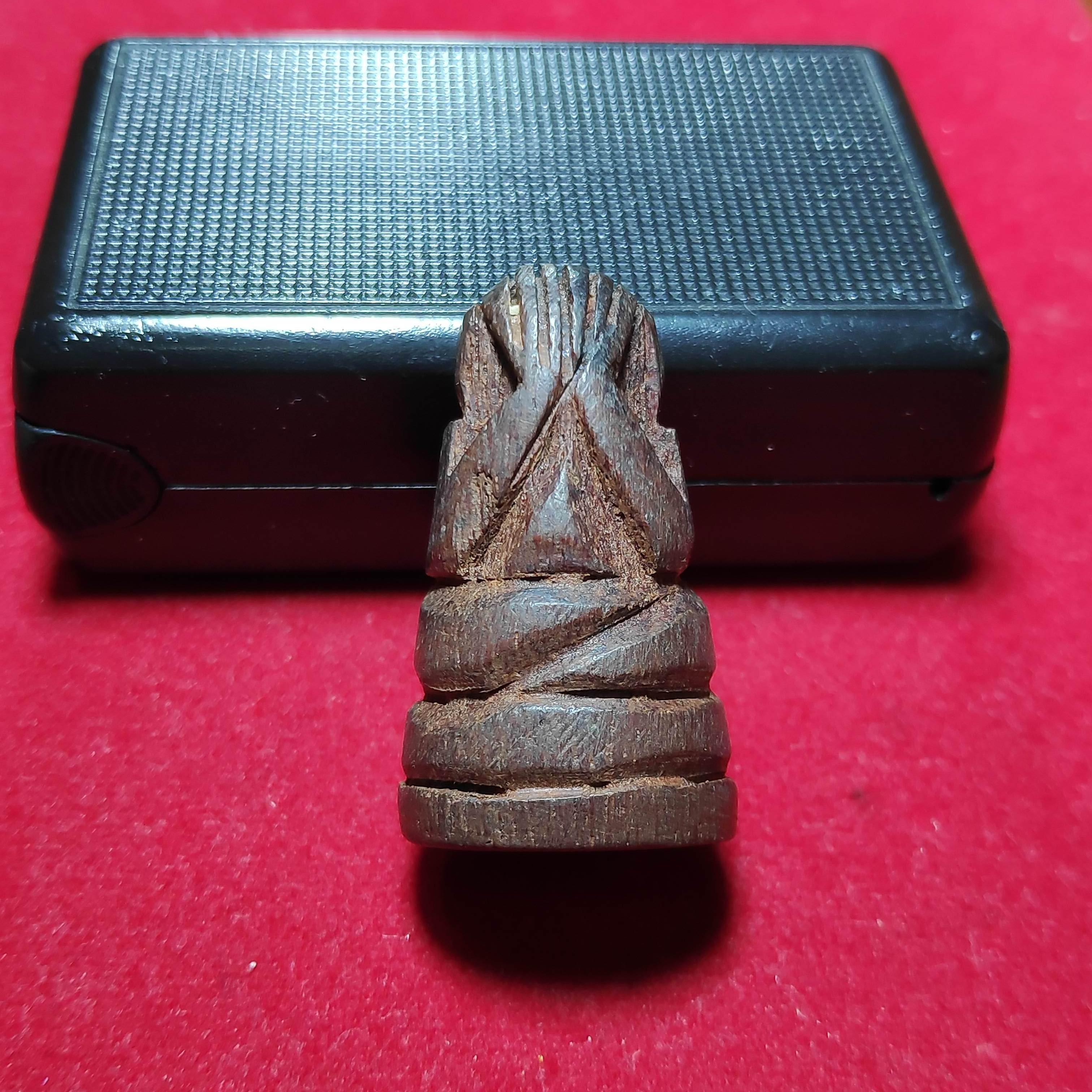 พระปิดตาไม้โพธิ์แกะหลวงปู่รอดวัดนายโรง