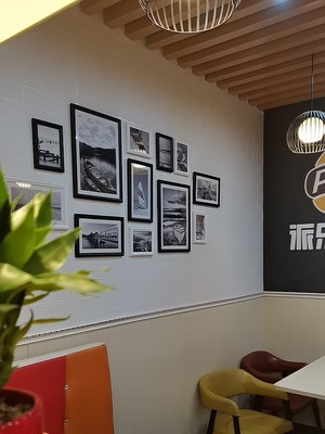 ชุดกรอบรูปติดผนัง Photograph Black&White12 กรอบรูปไม้สีขาวดำ12 ชิ้น พร้อมภาพตามแบบและวัสดุติดตั้ง