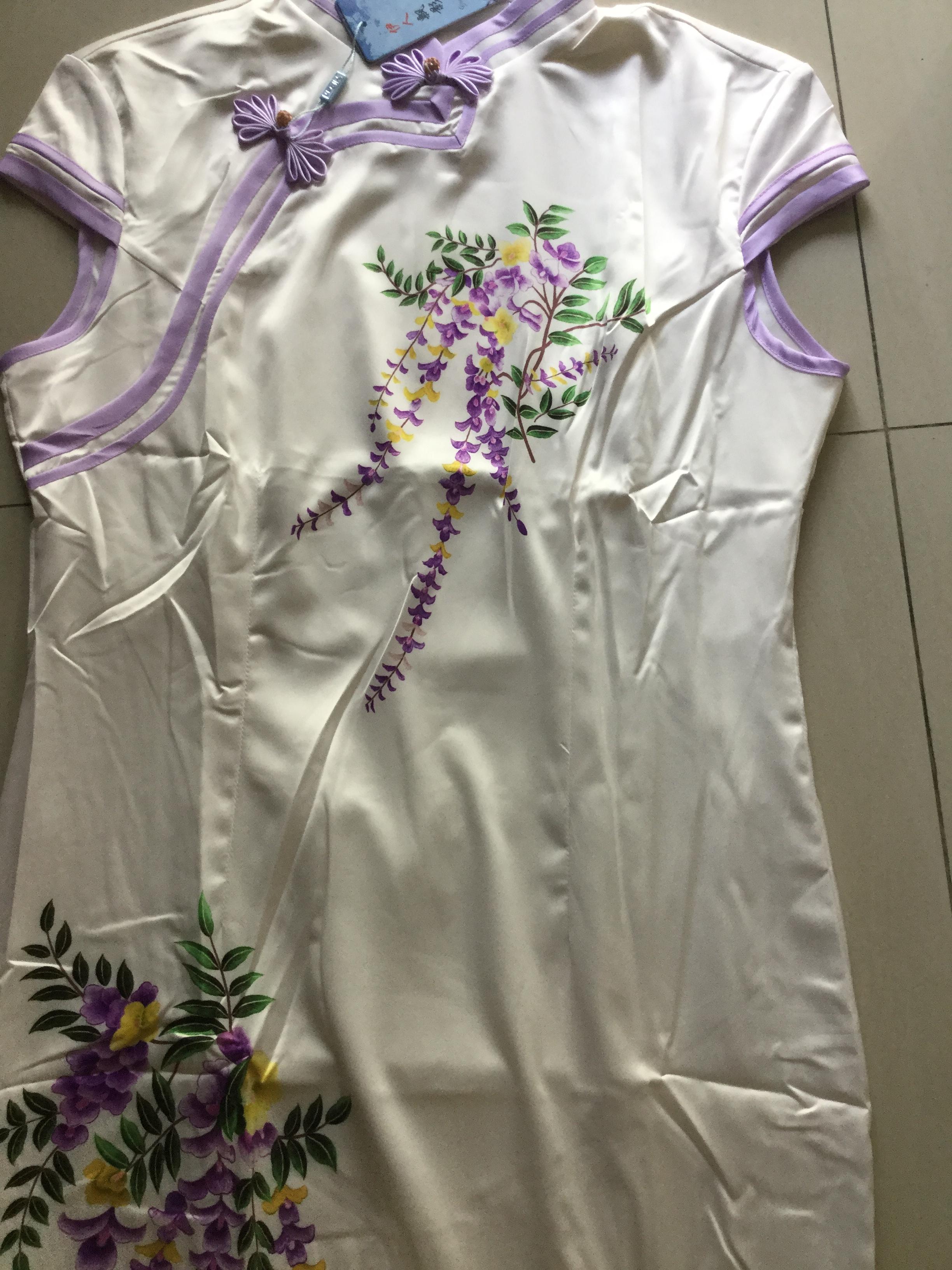 กี่เพ้ายาว ผ้าไหมผสม สีขาวลายดอกม่วง . รหัส VIO 141 สินค้าพร้อมส่ง