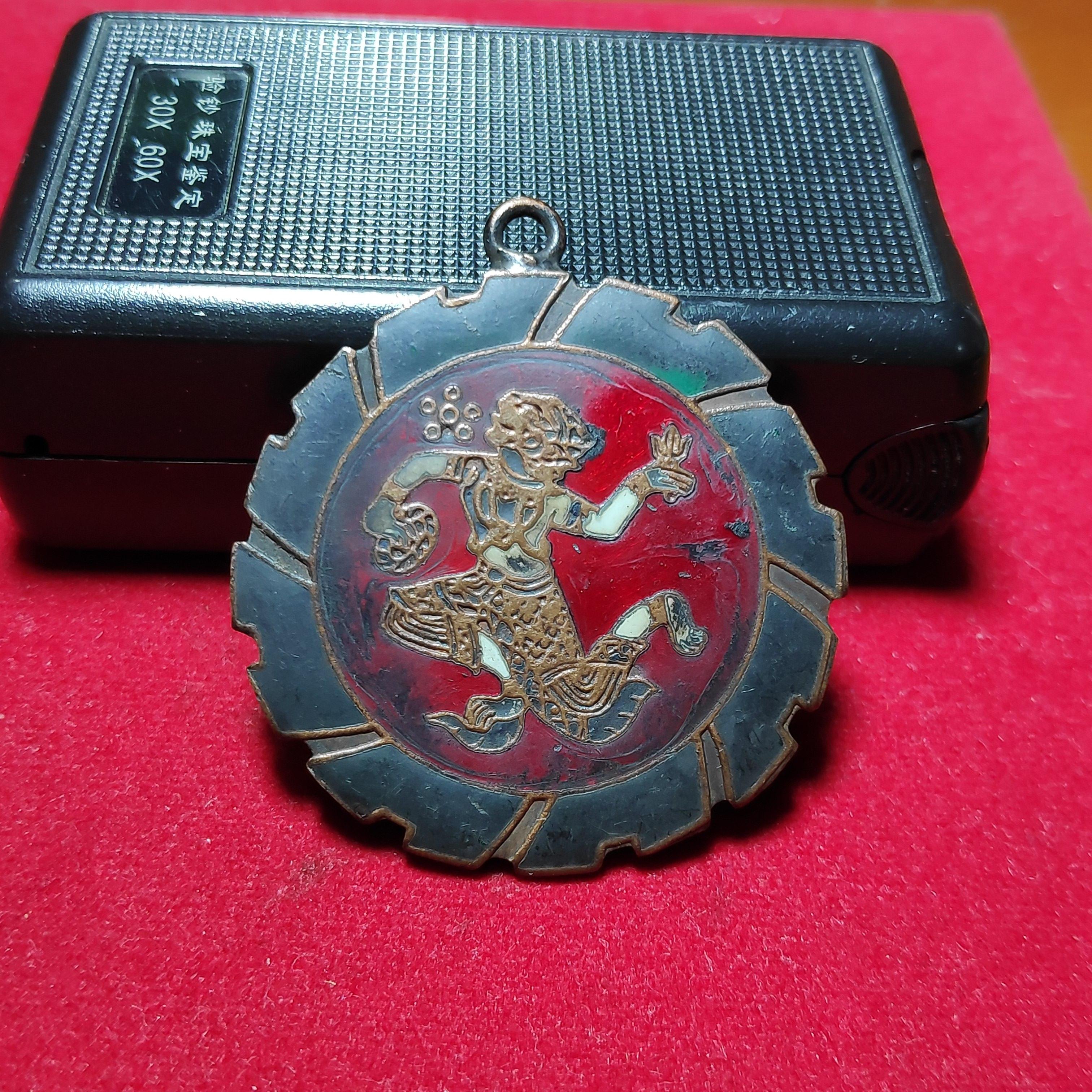 เหรียญกงจักรหนุมานลงยาหลวงพ่อกุนวัดพระนอน จ.เพชรบุรี