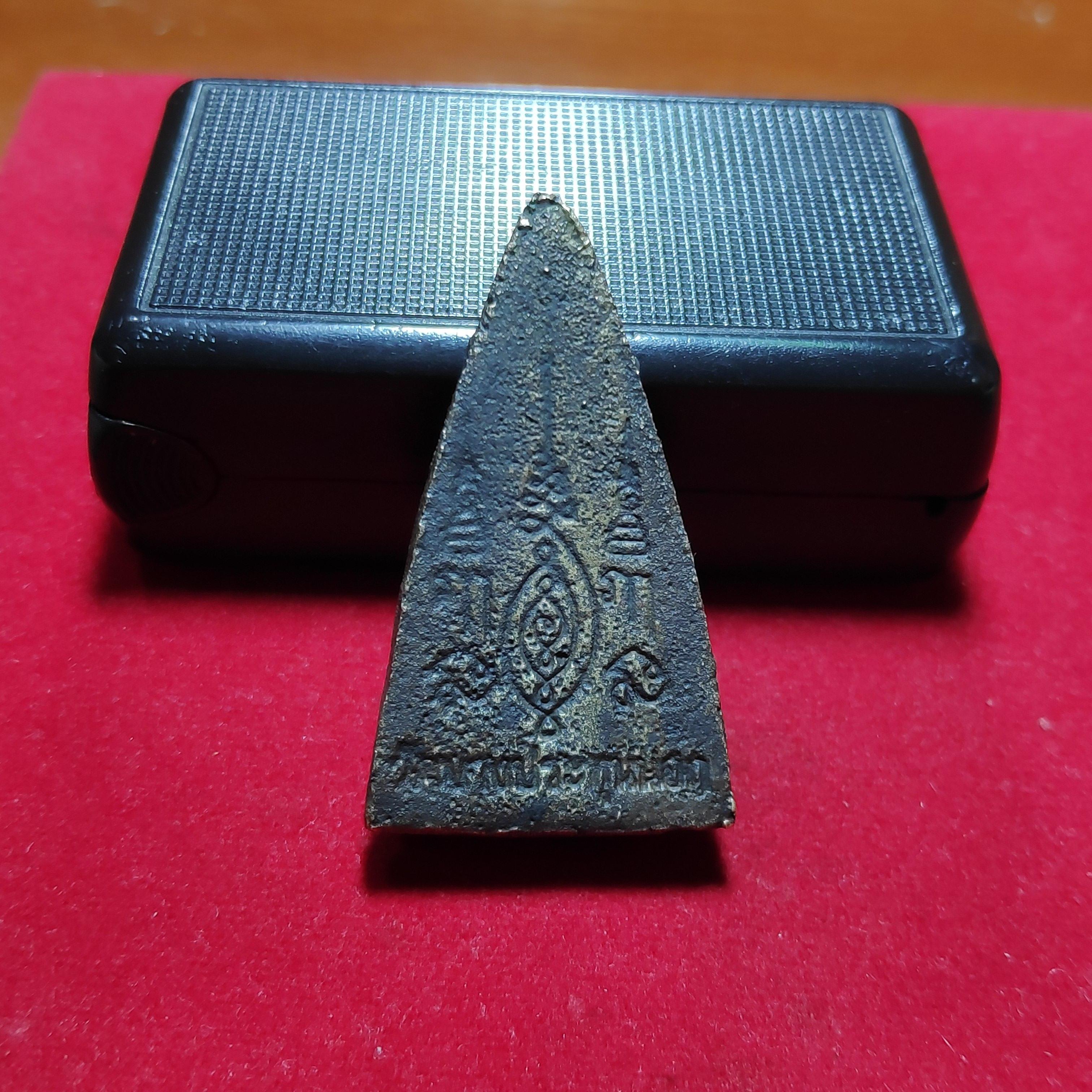 รูปหล่อพระพุทธชินราชครึ่งซีกวัดบางประทุนนอก