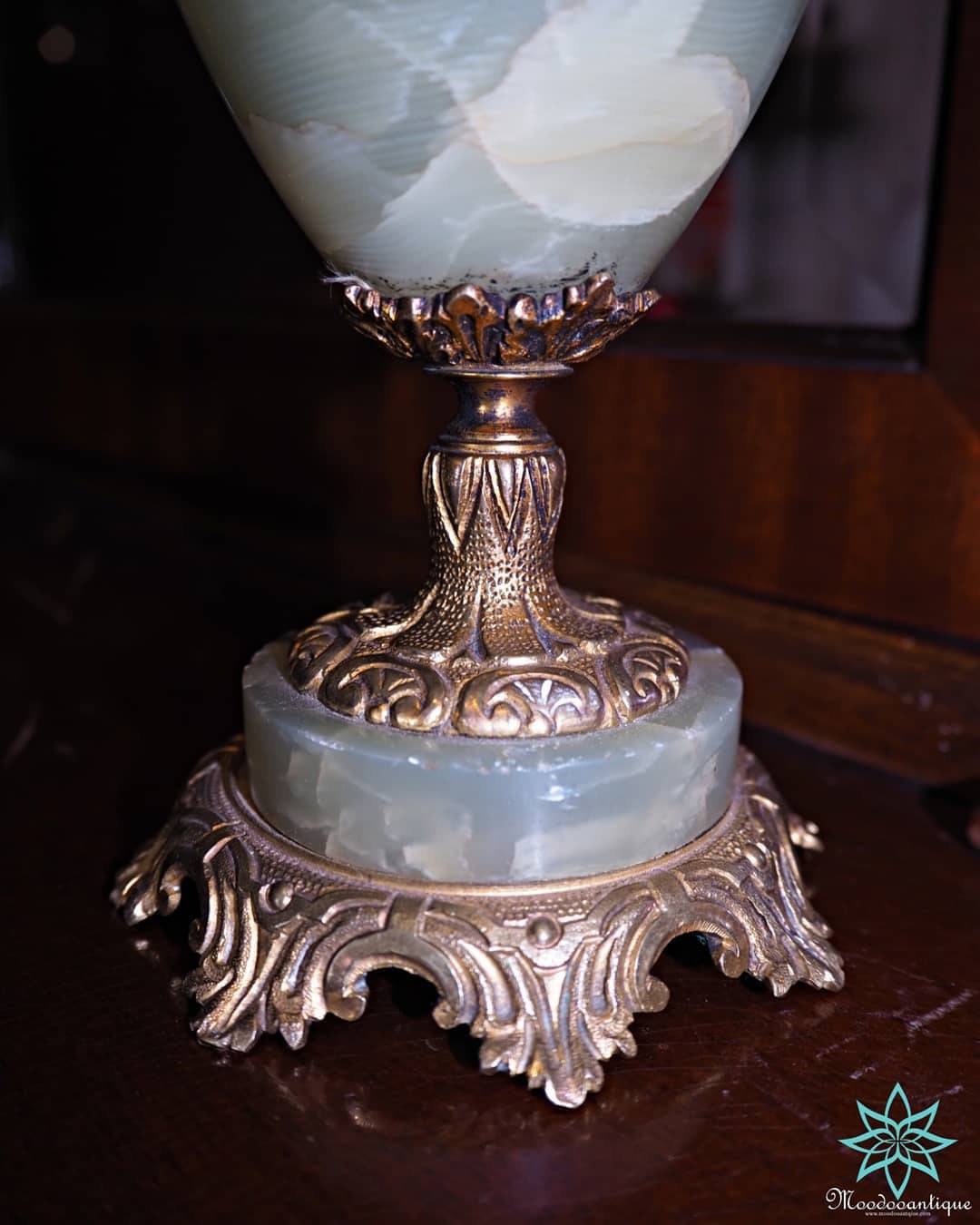 หินแกะสลักประดับบรอนซ์ทรงแจกัน