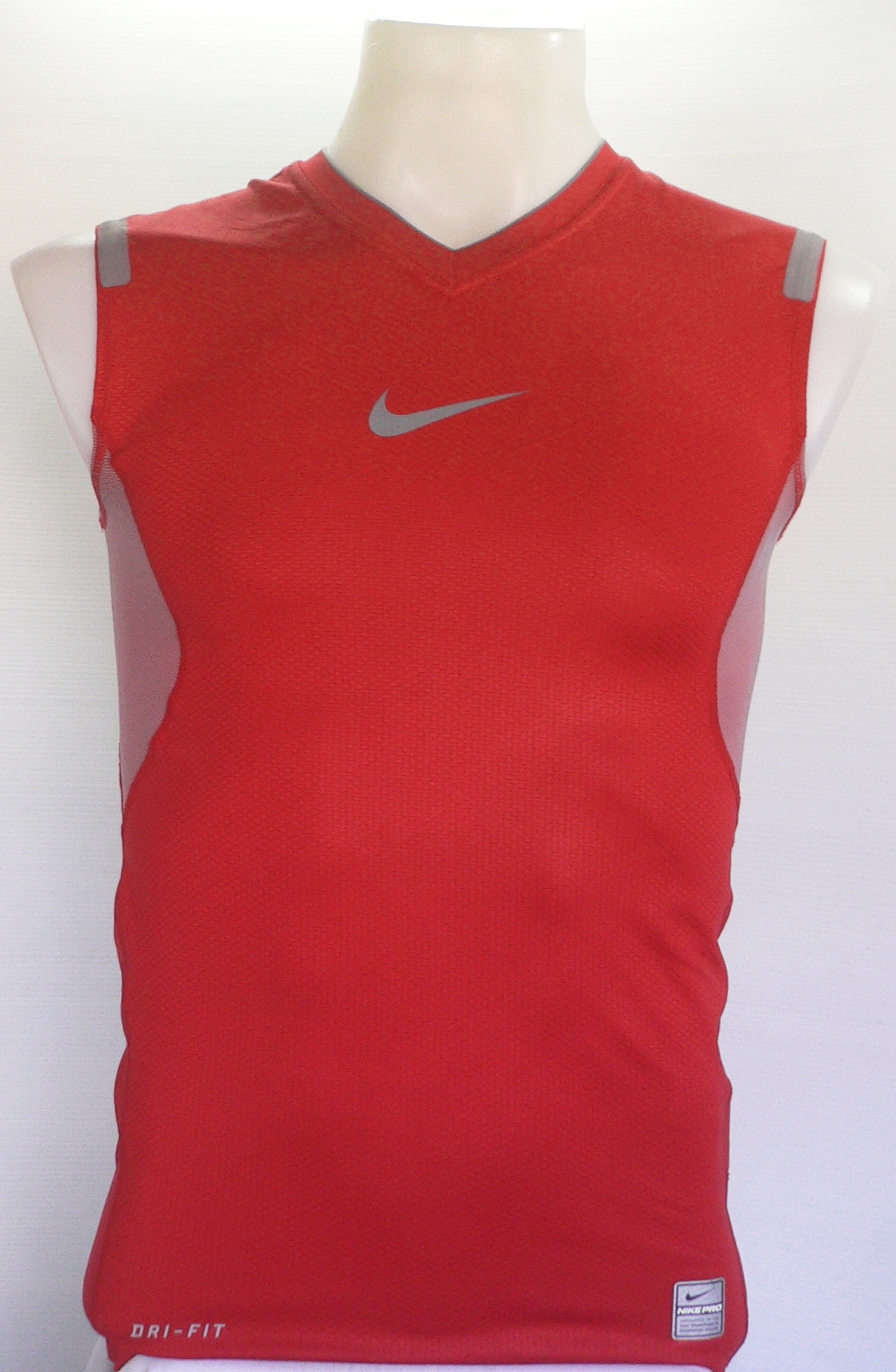 เสื้อรัดกล้ามเนื้อ NIKE PRO ตัวท็อป คอวี แขนกุด ไซส์ M