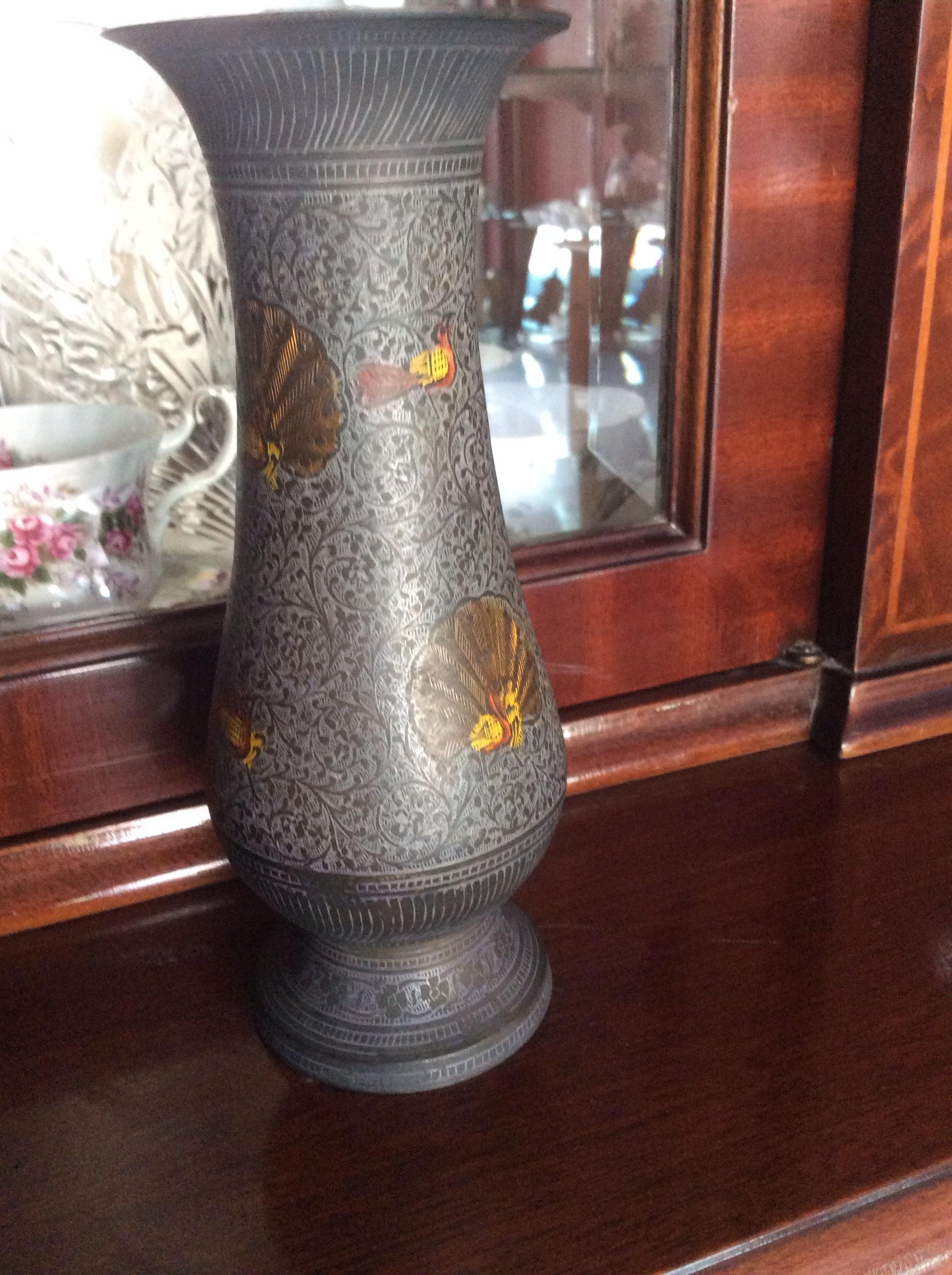 แจกันแอนทีคทองเหลืองแกะลาย