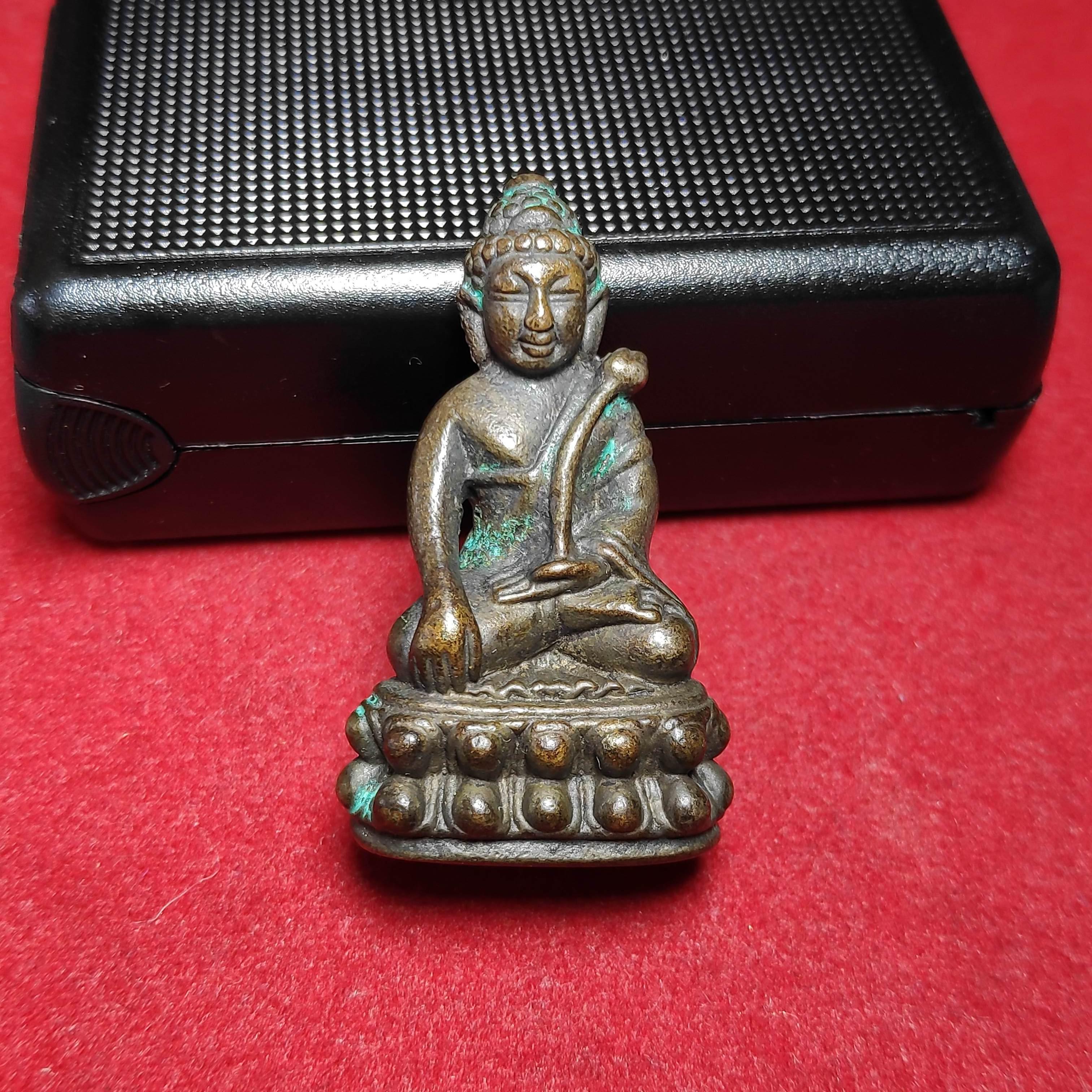 พระกริ่งสายรกพระพุทธเจ้ารุ่นเเรกหลวงปู่คำบุออกวัดกุดชมภูปี2551